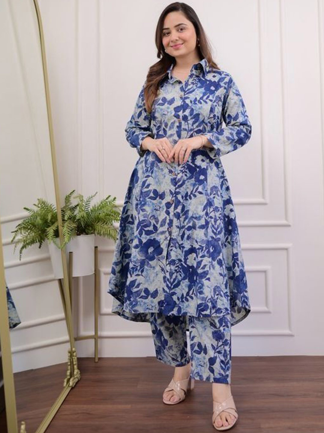 

AARYAHI Floral Printed Shirt Collar A-Line Pure Cotton Kurta With Trousers, Blue