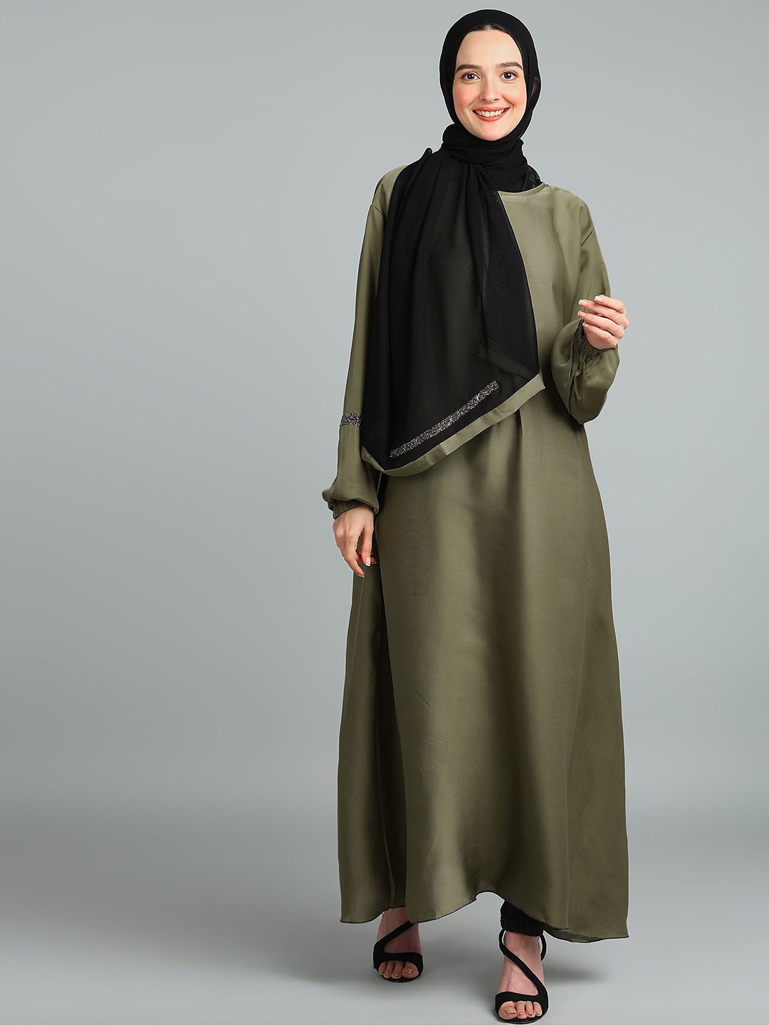 

BROKE BRAND Solid Round Neck Abaya, Green