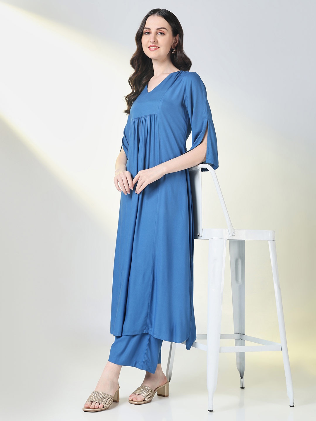 

SHOWOFF Solid V-Neck Pleated Kurta with Trousers, Blue