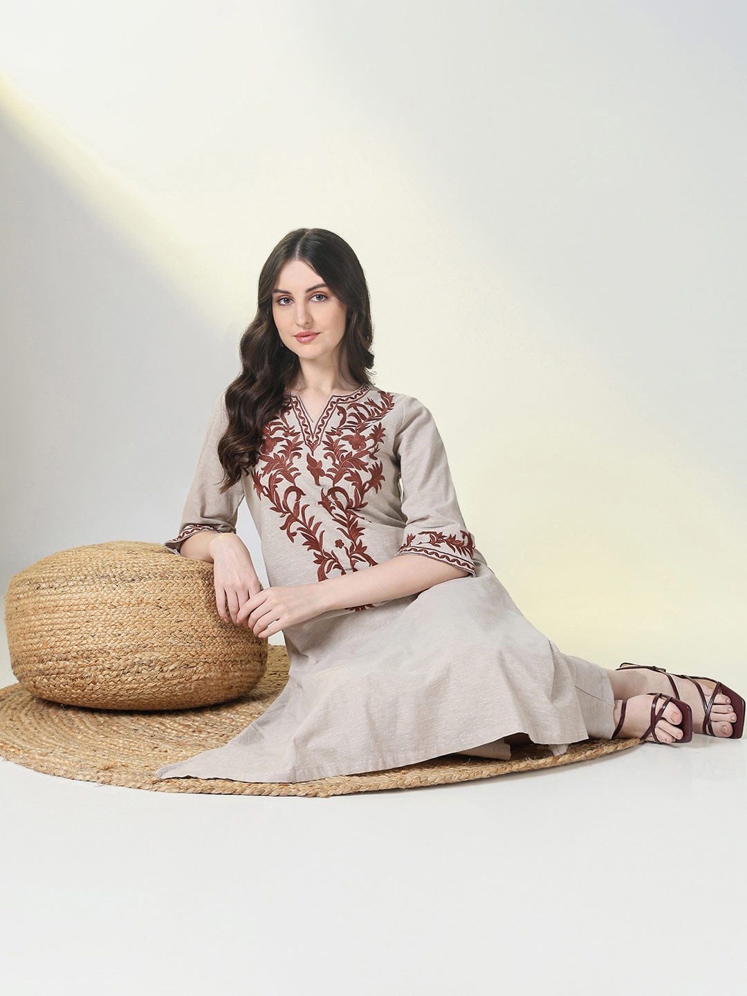 

SHOWOFF Floral Embroidered Notch Neck Straight Kurta With Trousers, Grey
