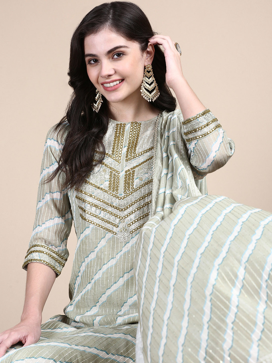 

SHOWOFF Women Leheriya Printed Regular Thread Work Kurta with Trousers & With Dupatta, Green