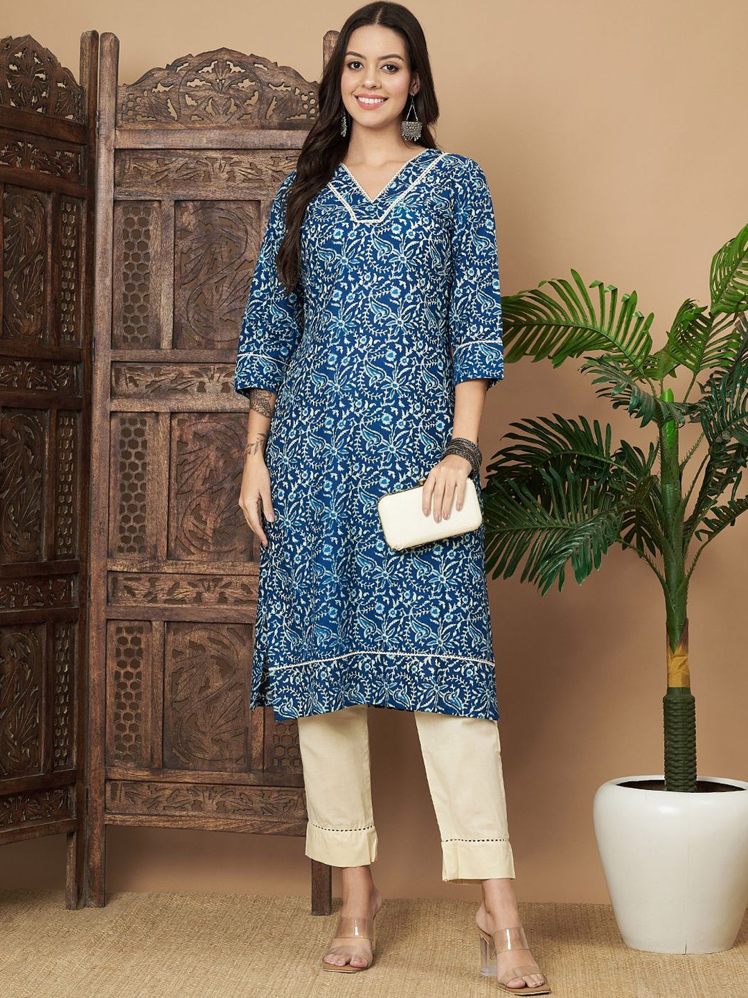 

Label Khoj Floral Printed V-Neck Straight Pure Cotton Kurta with Trousers, Blue