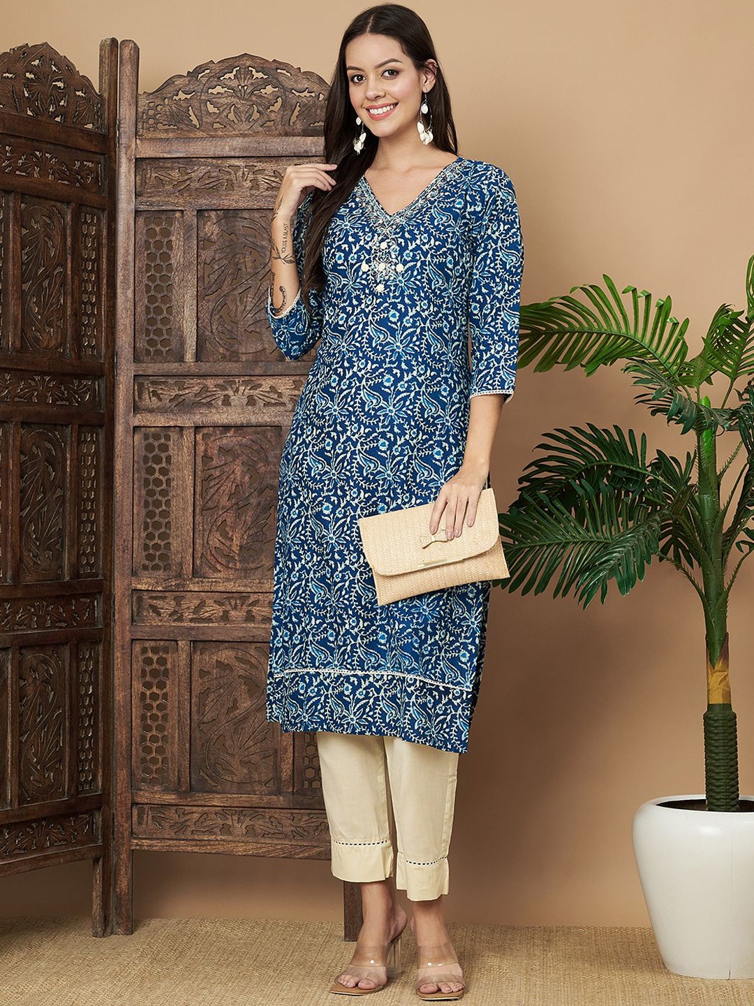

Label Khoj Floral Printed V-Neck Pure Cotton Straight Kurta With Trousers, Blue