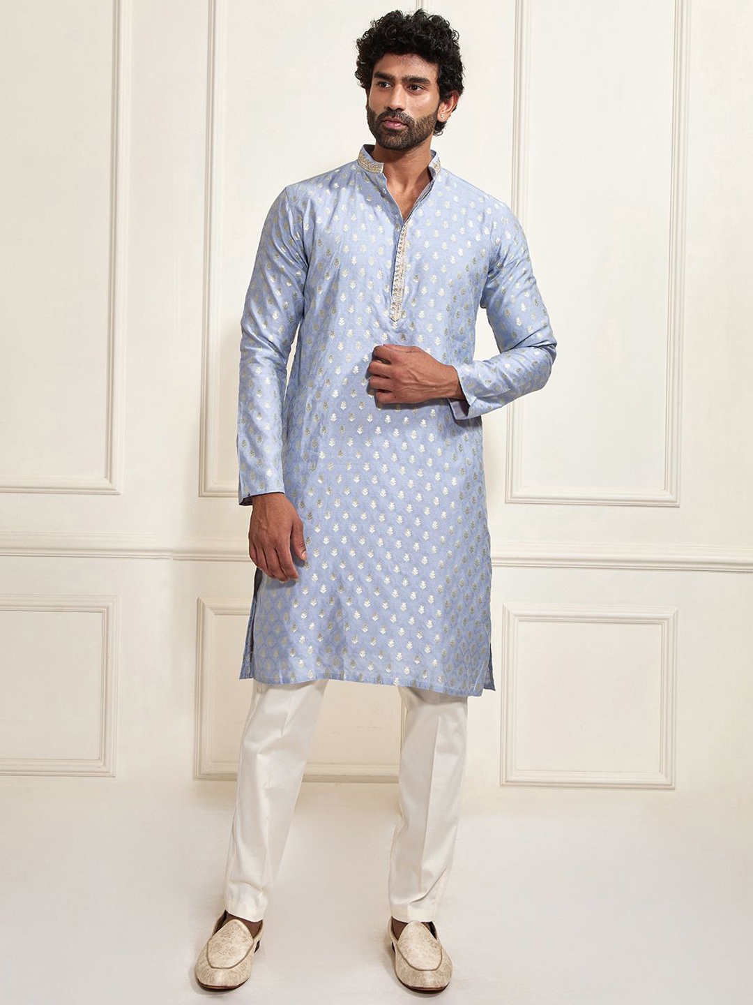 

VASTRAMAY Ethnic Motifs Woven Design Mandarin Jacquard Collar Kurta With Trouser, Blue