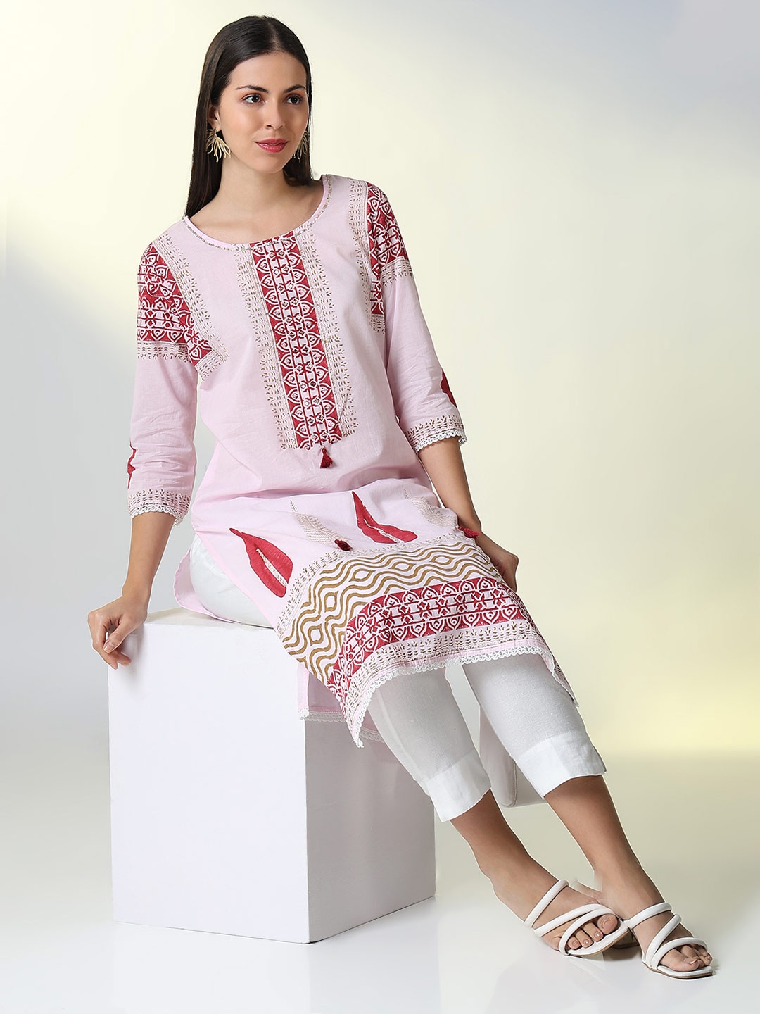 

SHOWOFF Ethnic Motifs Printed Sequinned Round Neck Straight Kurta, Pink