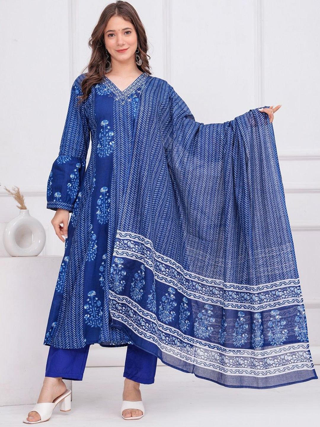 

SIJOPA Women Ethnic Motifs Printed Regular Sequinned Pure Cotton Kurta with Palazzos & With Dupatta, Blue