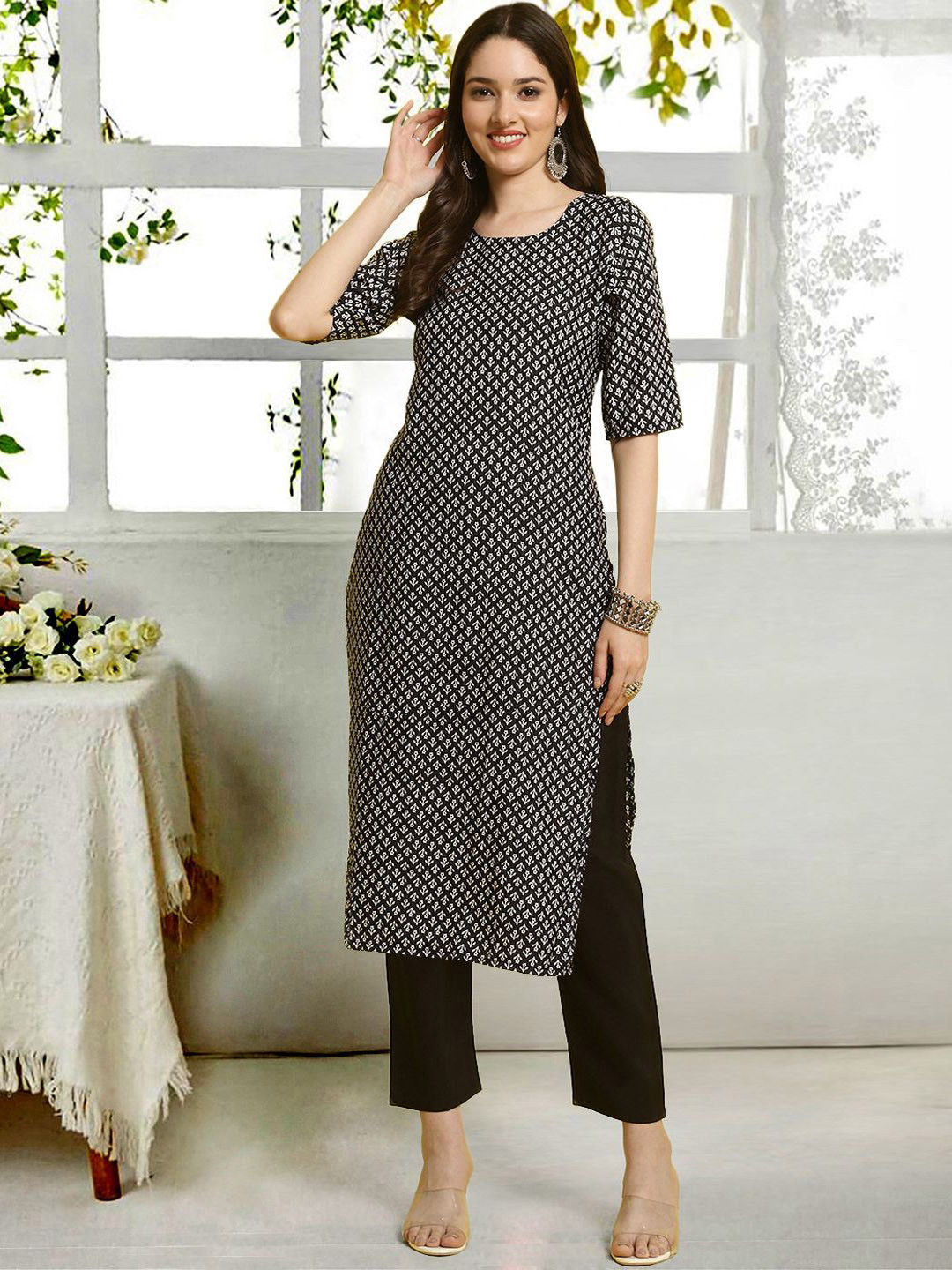 

7Threads Floral Printed Round Neck Straight Kurta With Trousers, Black