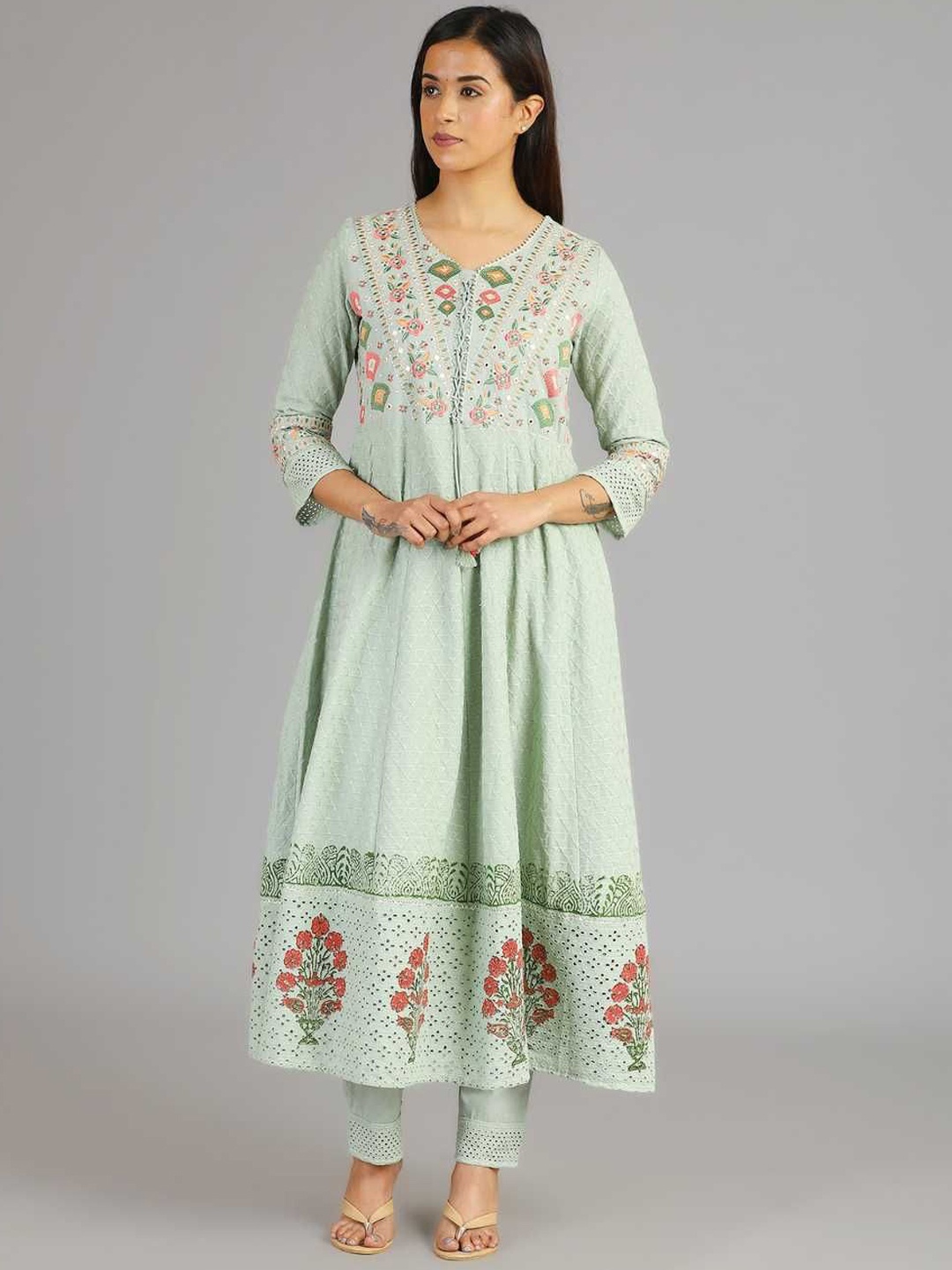 

AAVARANA BY KARNIKA Women Floral Embroidered Regular Thread Work Pure Cotton Kurta with Pyjamas & With, Green