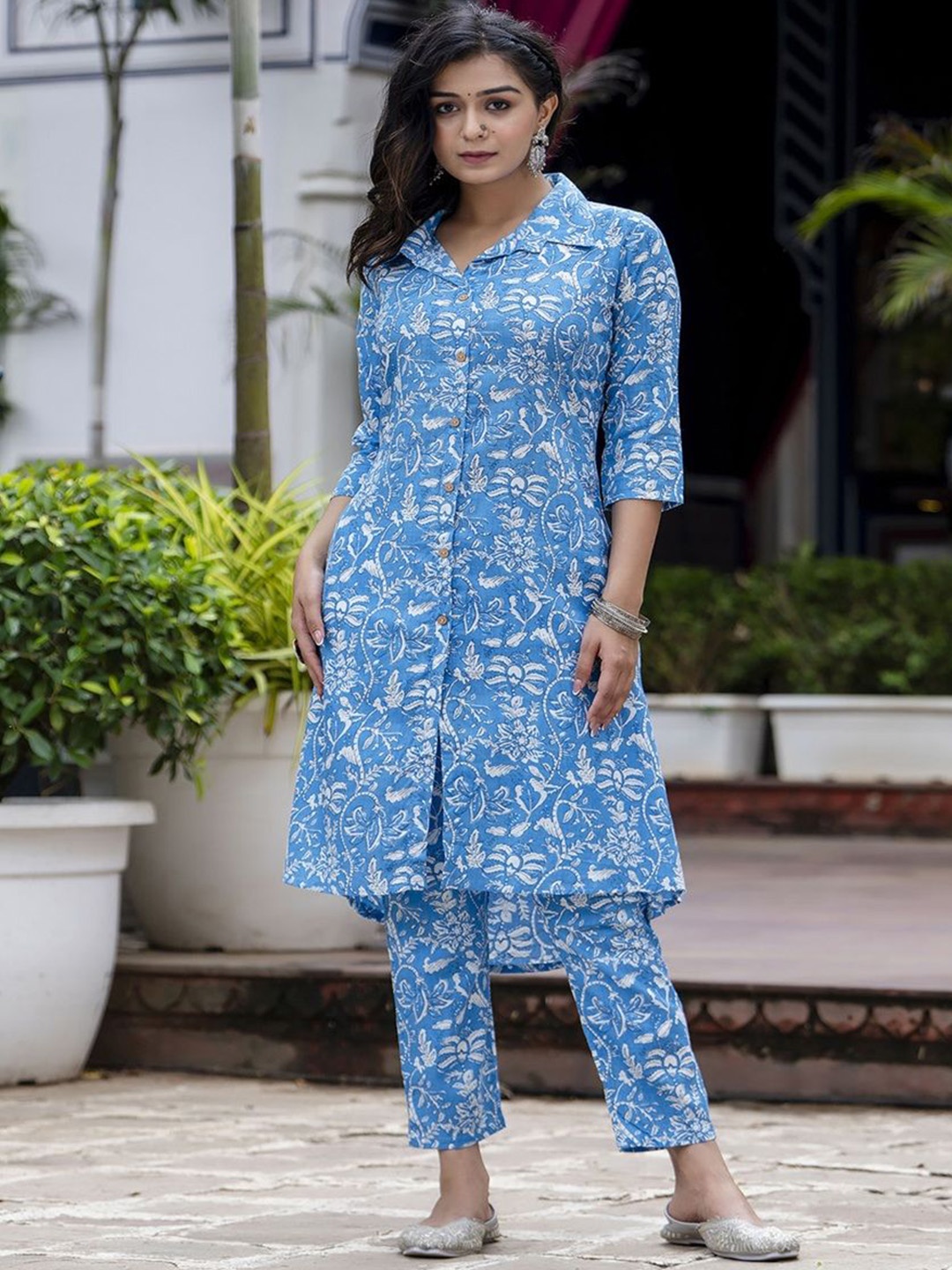 

Demirner Women Floral Printed Regular Kurta with Trousers, Blue