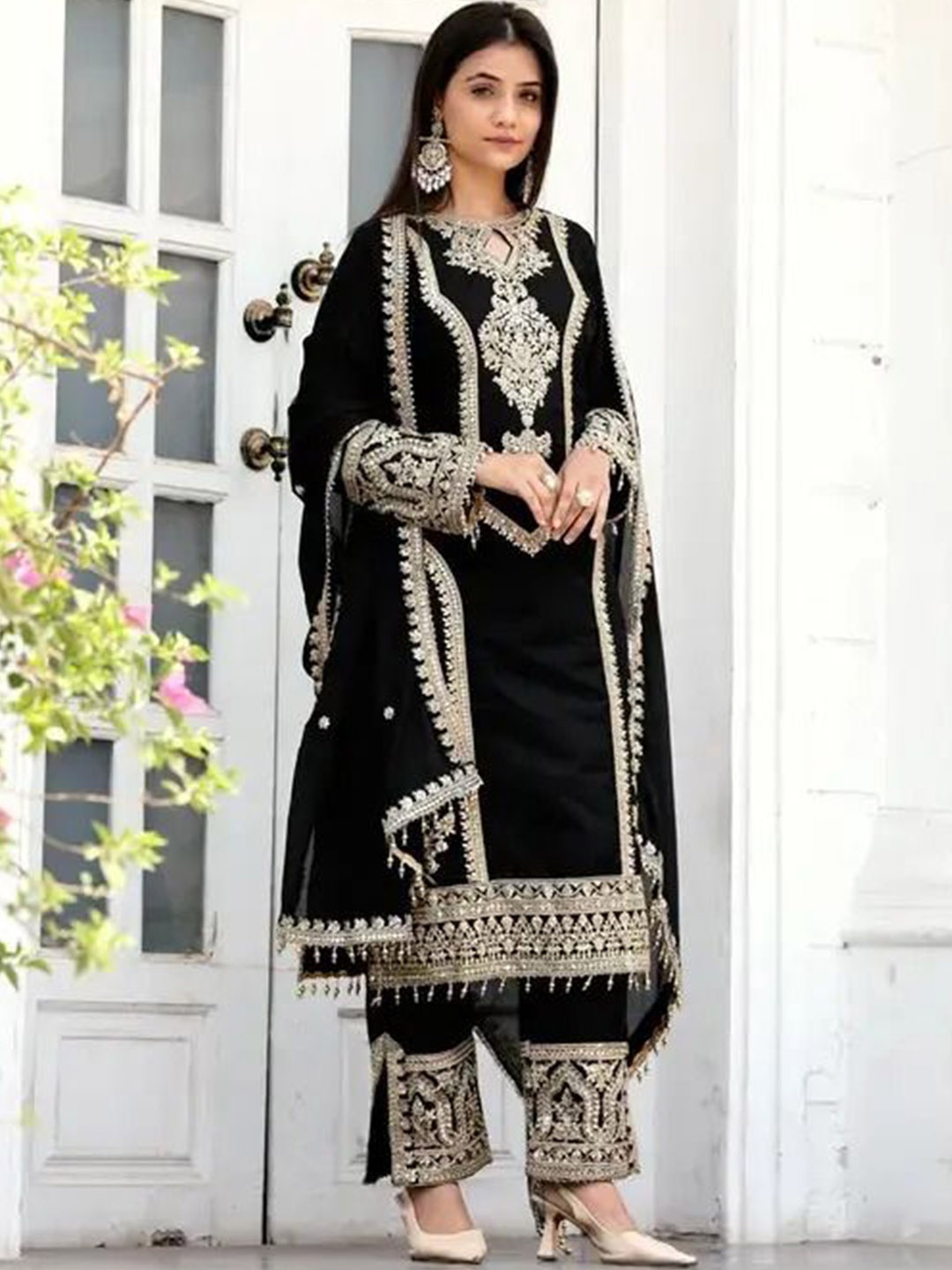 

GRISHU COLLECTION Embroidered Zari Work Keyhole Neck Straight Kurta With Trouser & Dupatta, Black