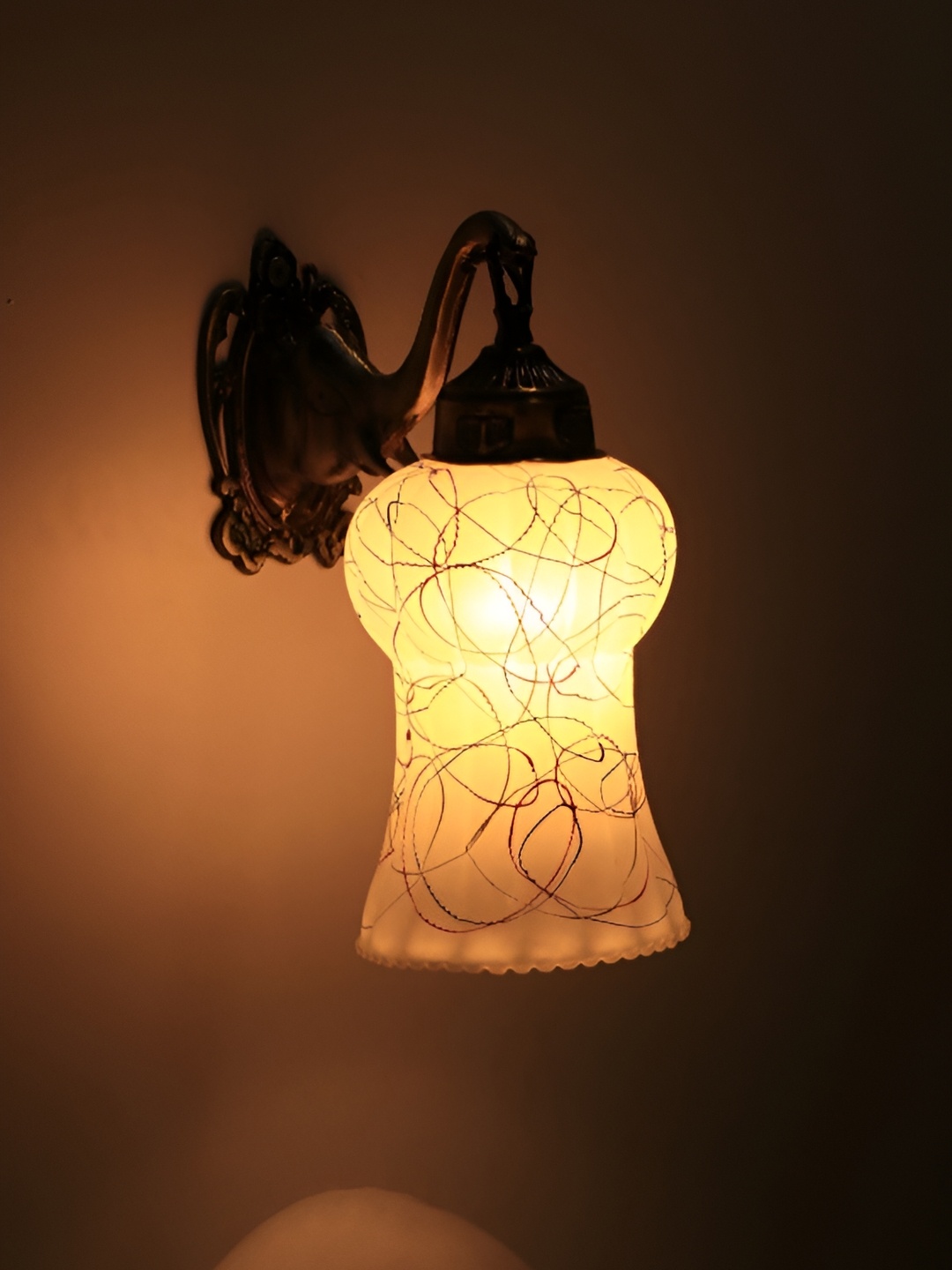 

VAGalleryKing White & Gold-Toned Textured Glass Elephant Design Bell Shaped Wall Lamp