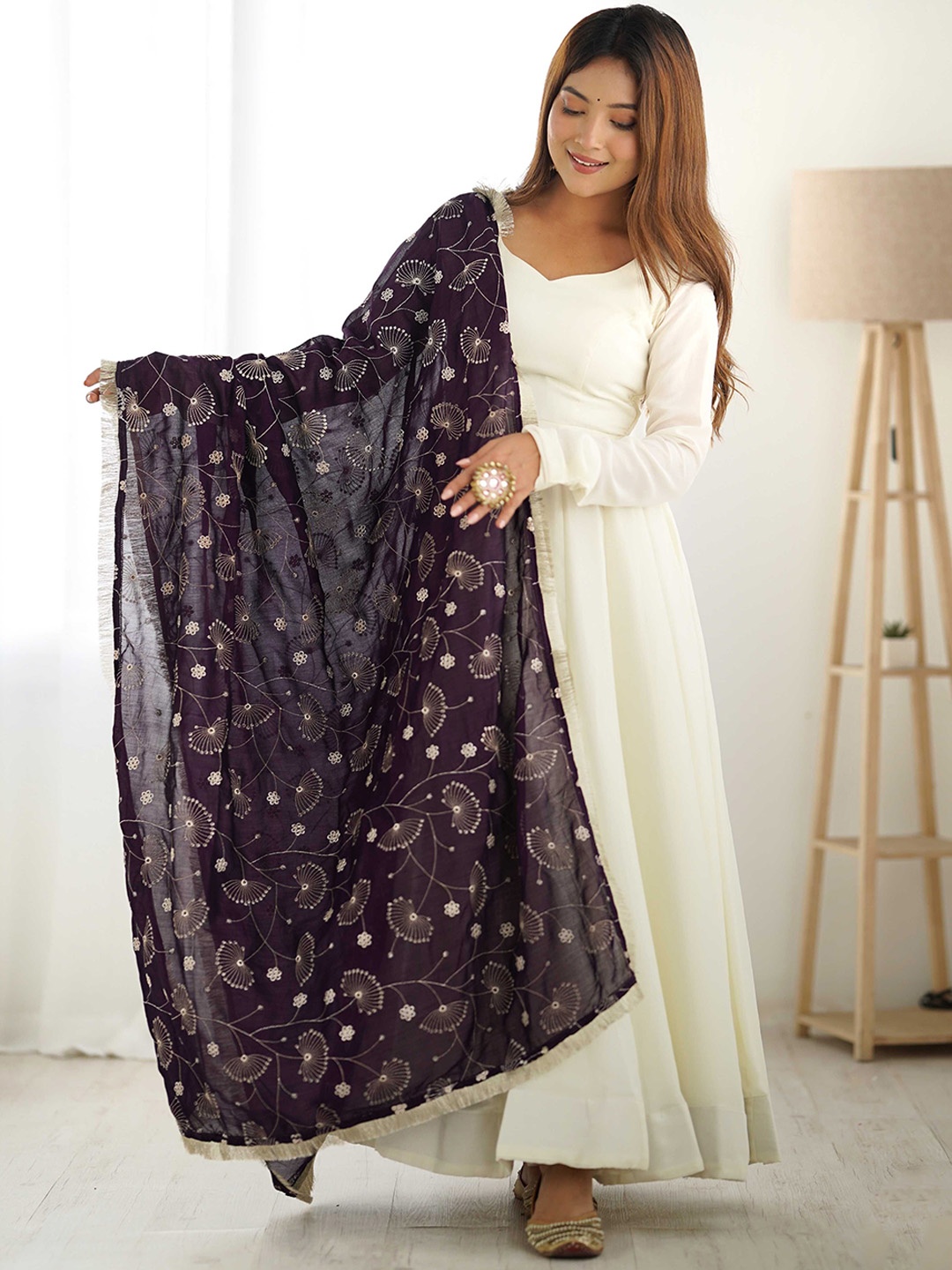 

Tanhai Empire Sweetheart Neck Anarkali Kurta with Trousers And Dupatta, White