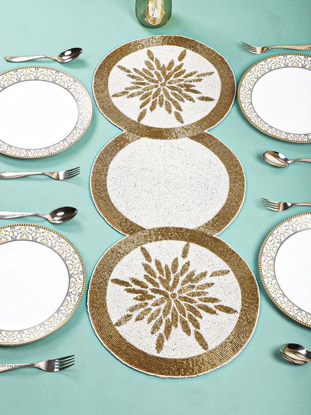 

YWULY White & Gold-Toned Floral Beaded Acrylic Table Runner