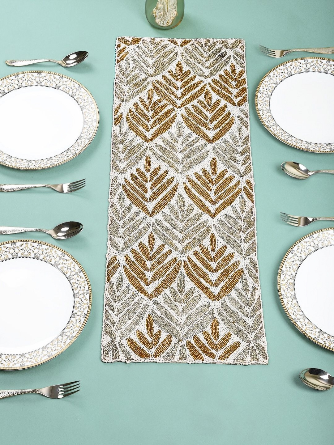 

YWULY Beige & White Floral Beaded Acrylic Table Runner