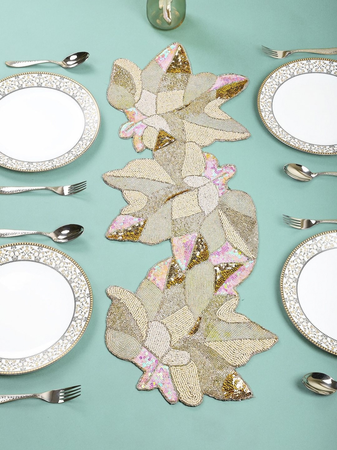 

YWULY Beige & Pink Floral Beaded Acrylic Table Runner