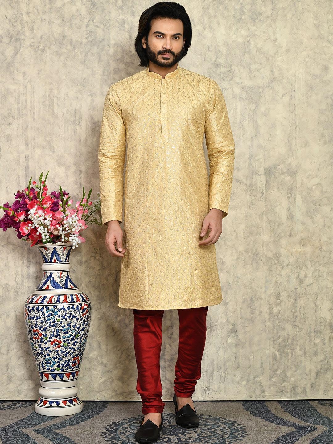 

RANAK Geometric Embroidered Mandarin Collar Art Silk Sequinned Straight Kurta, Gold