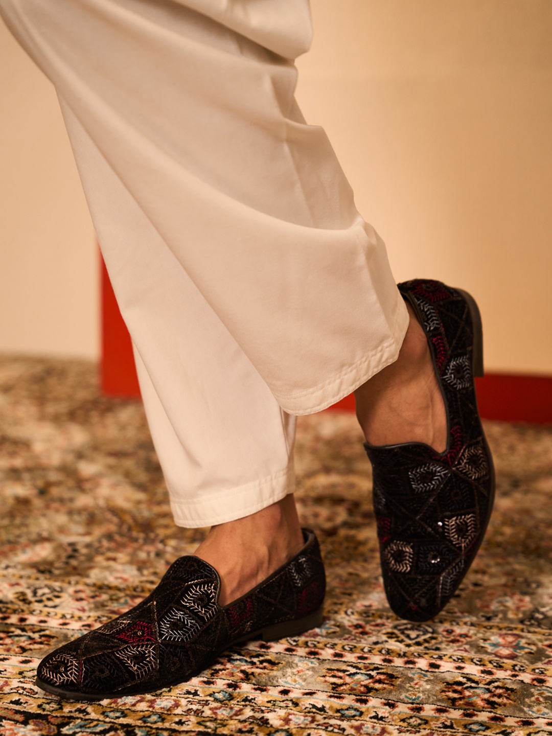

FAUSTO Men Woven Design Velvet Mojaris, Black