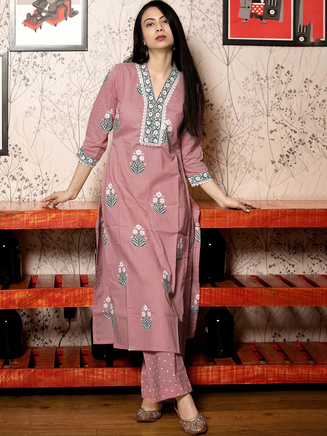 

GoSriKi Floral Printed V-Neck Straight Kurta With Palazzos And Dupatta, Peach