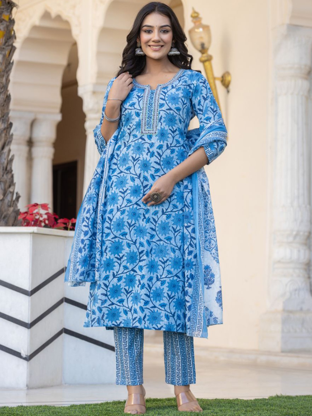 

AARDRAA Women Floral Regular Pure Cotton Kurta with Trousers & With Dupatta, Blue