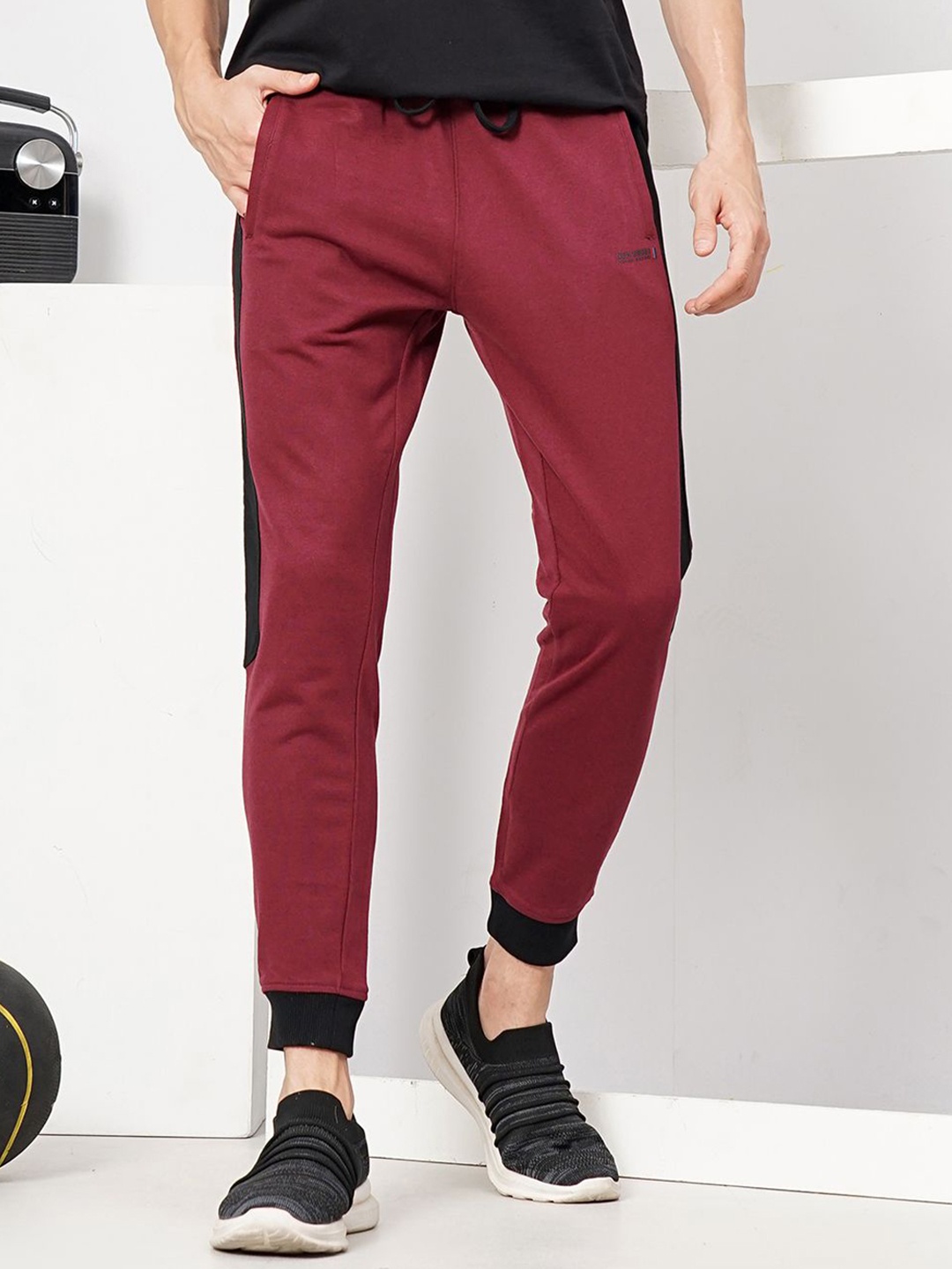 

The Indian Garage Co Men Mid Rise Slim Fit Joggers, Burgundy