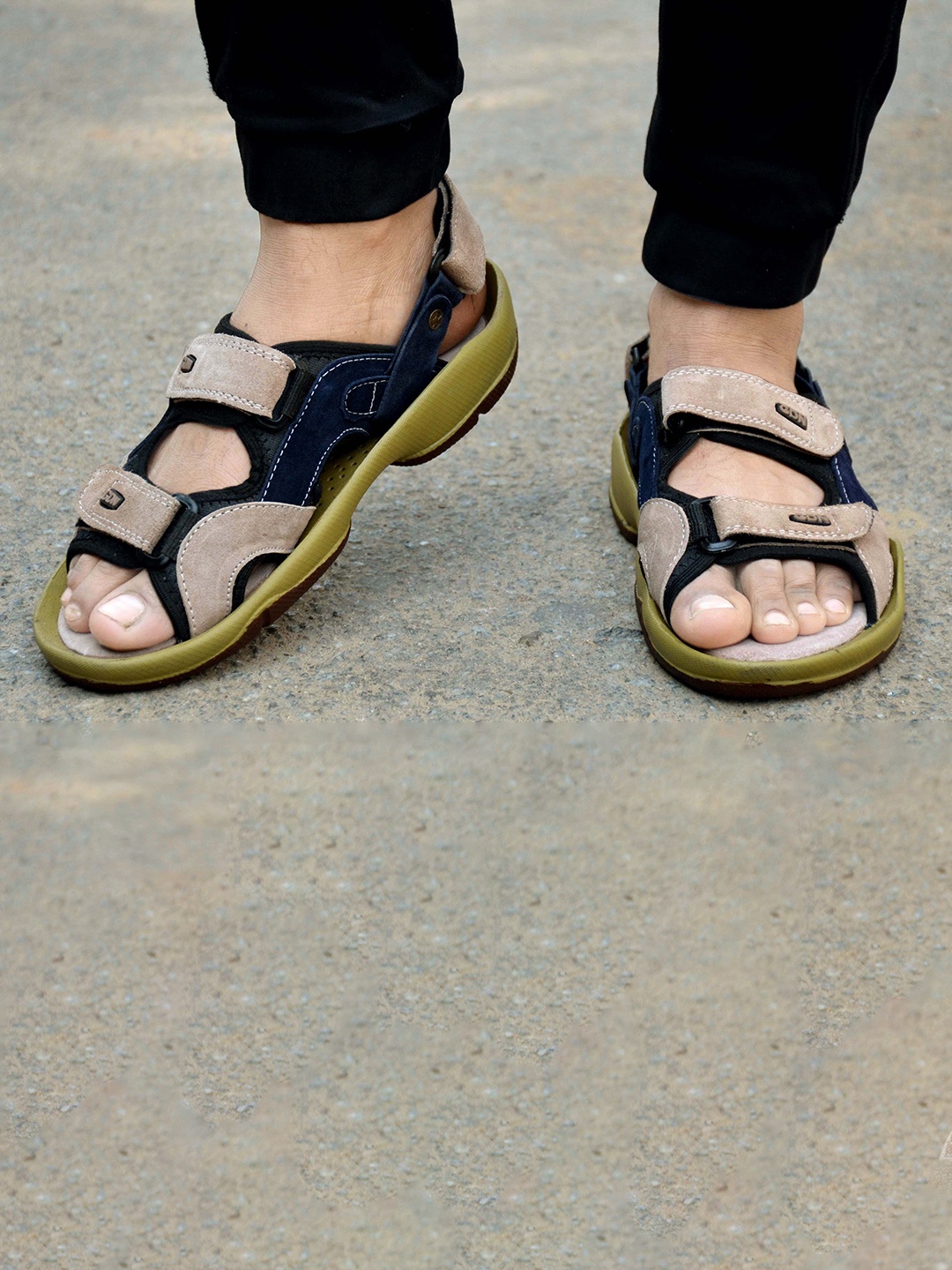 

Woakers Men Textured Sports Sandals, Beige