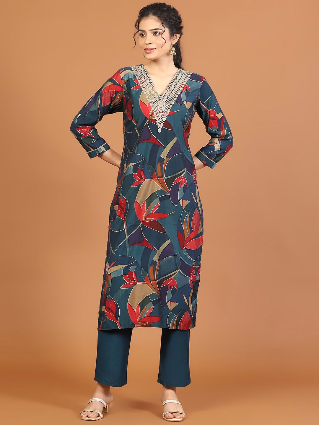 

Meena Bazaar Floral Printed Zari Embellished V-Neck Straight Kurta With Trousers, Green