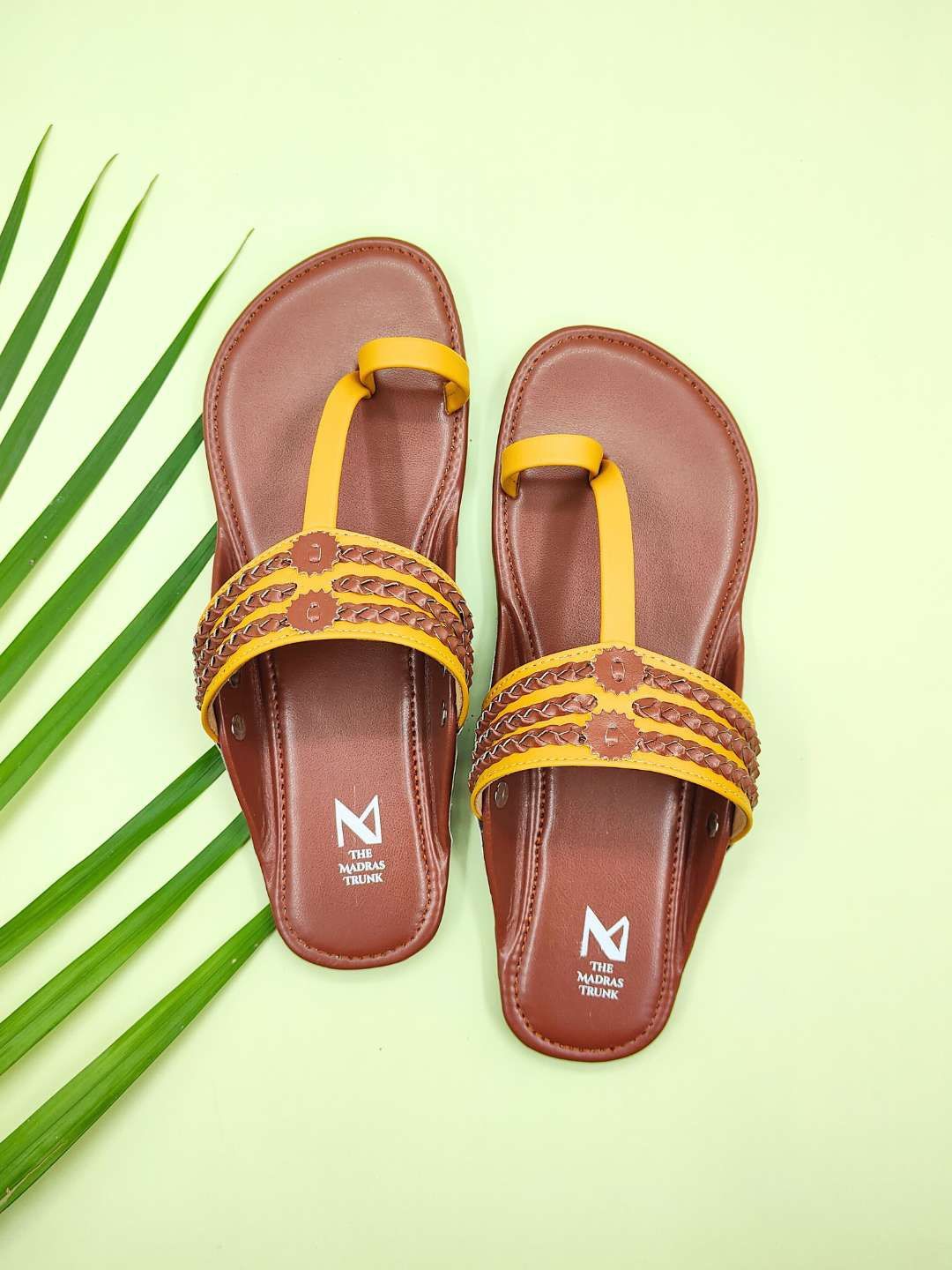 

THE MADRAS TRUNK Women Open Toe Flats, Brown