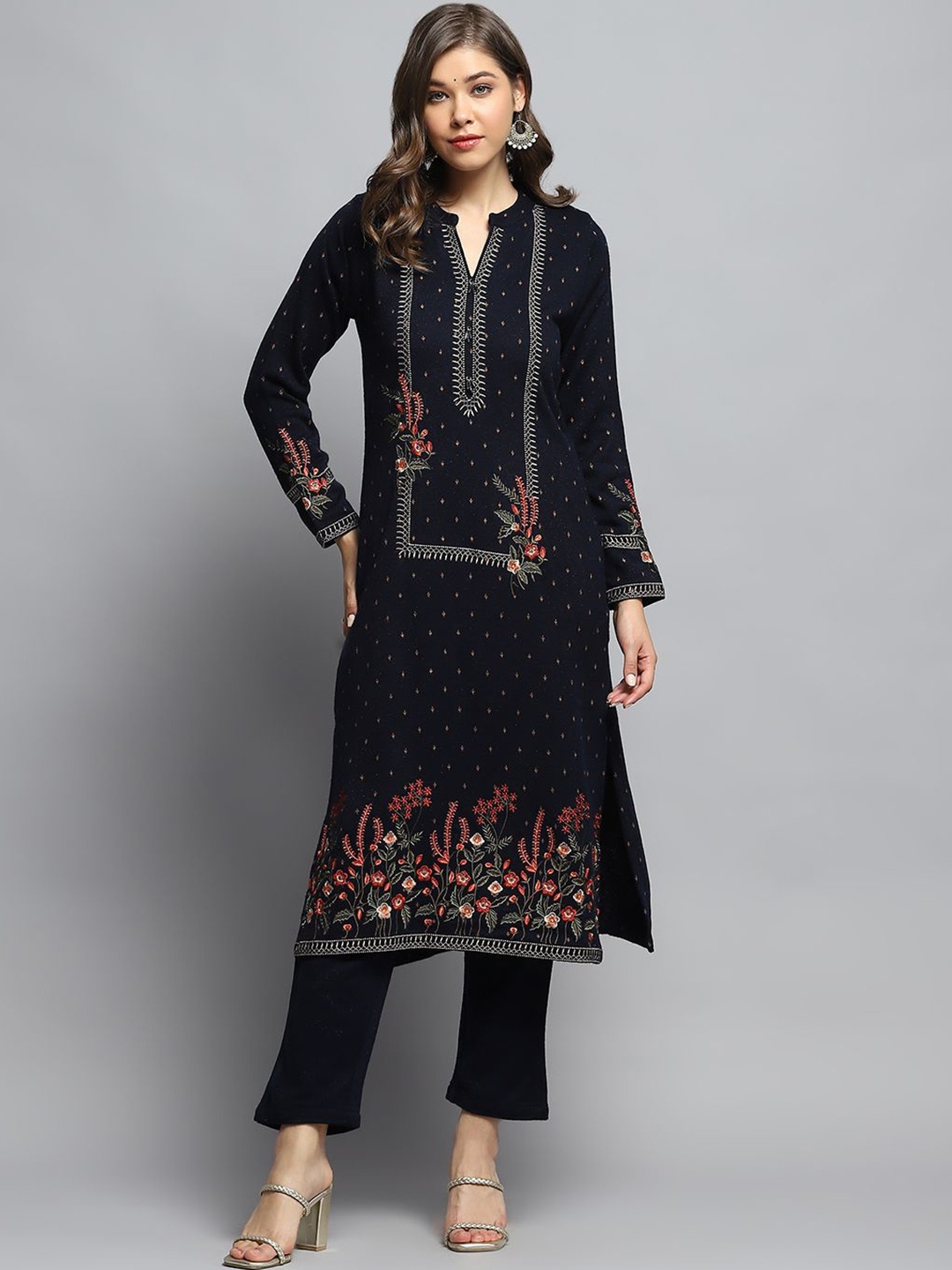 

Monte Carlo Floral Embroidered Mandarin Collar Straight Kurta With Trousers, Navy blue