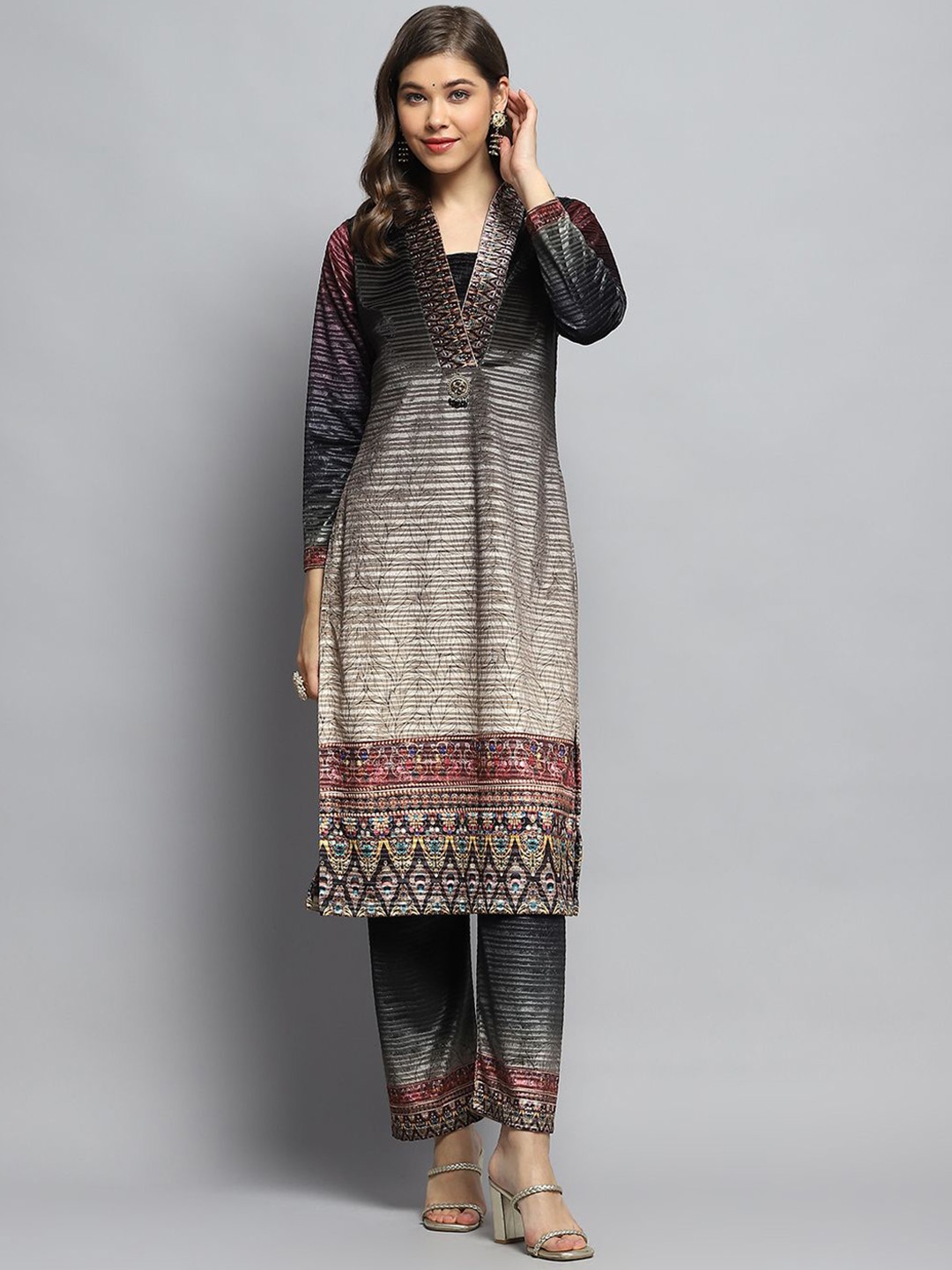 

Monte Carlo Striped Printed V-Neck Straight Kurta with Trousers, Black