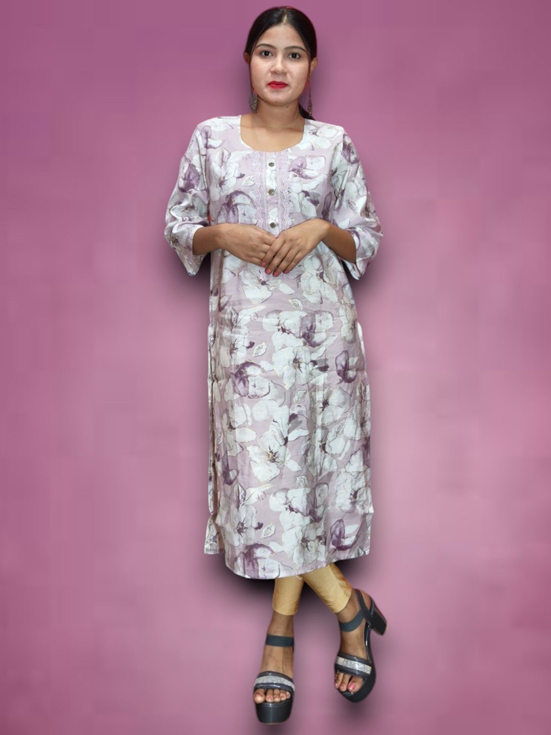 

Ayukti Floral Printed Straight Kurta, Purple