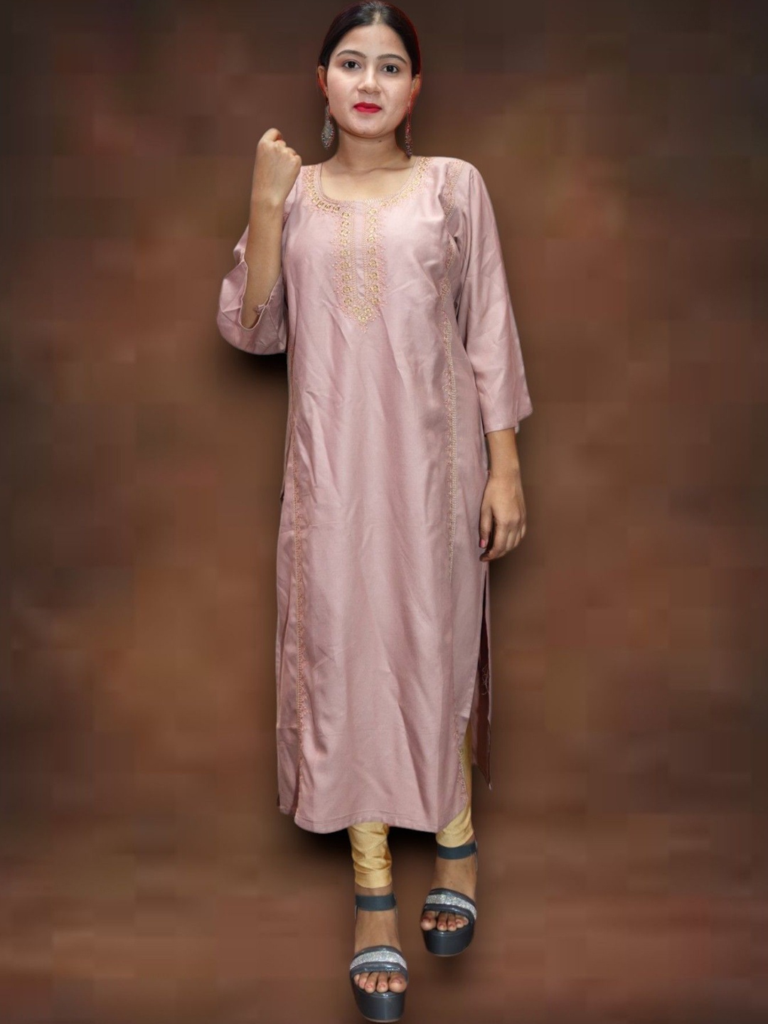 

Ayukti Floral Embroidered Pure Cotton Round Neck Straight Kurta, Peach