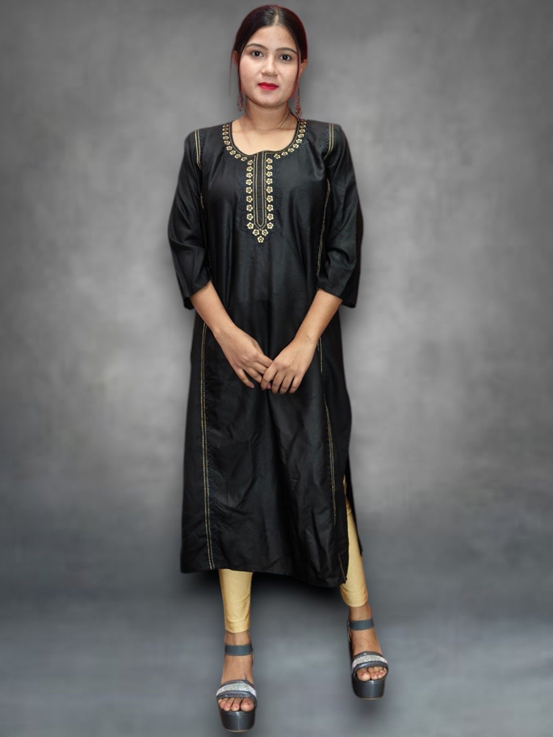 

Ayukti Floral Embroidered Pure Cotton Round Neck Straight Kurta, Black