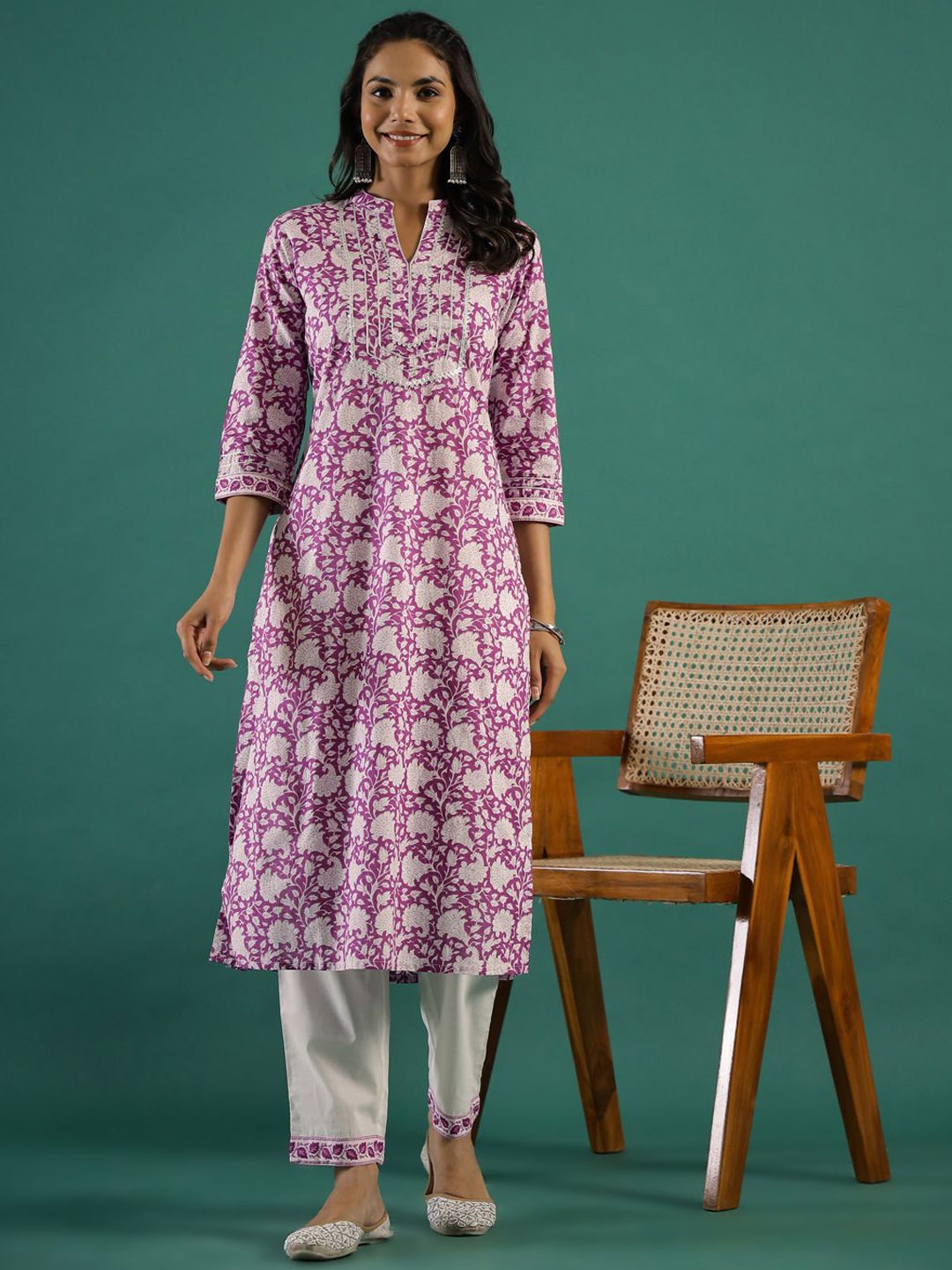 

Sangria Purple Floral Printed Gotta Patti Mandarin Collar Pure Cotton Straight Kurta