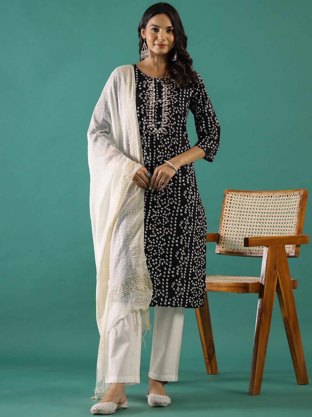 

Sangria Black & white Bandhani Printed Gotta Patti Round Neck Pure Cotton Straight Kurta