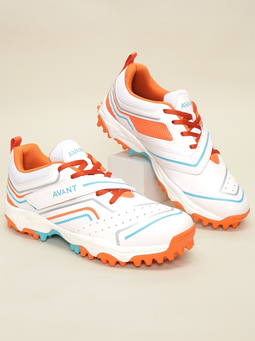 

AVANT Men Impact Cricket Outdoor Shoes, White