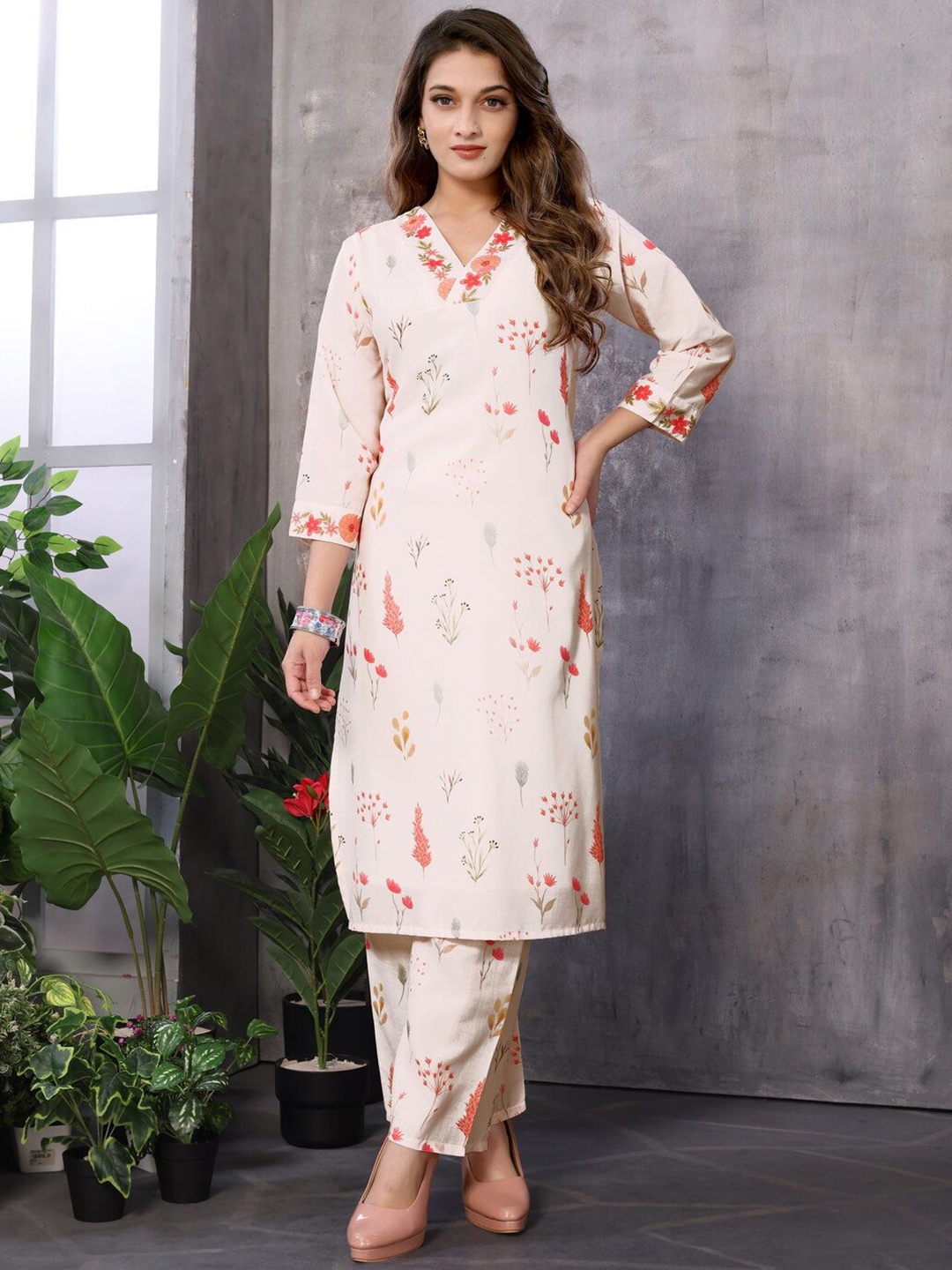 

SHISHKALA Floral Printed V-Neck Straight Kurta With Trousers, Cream