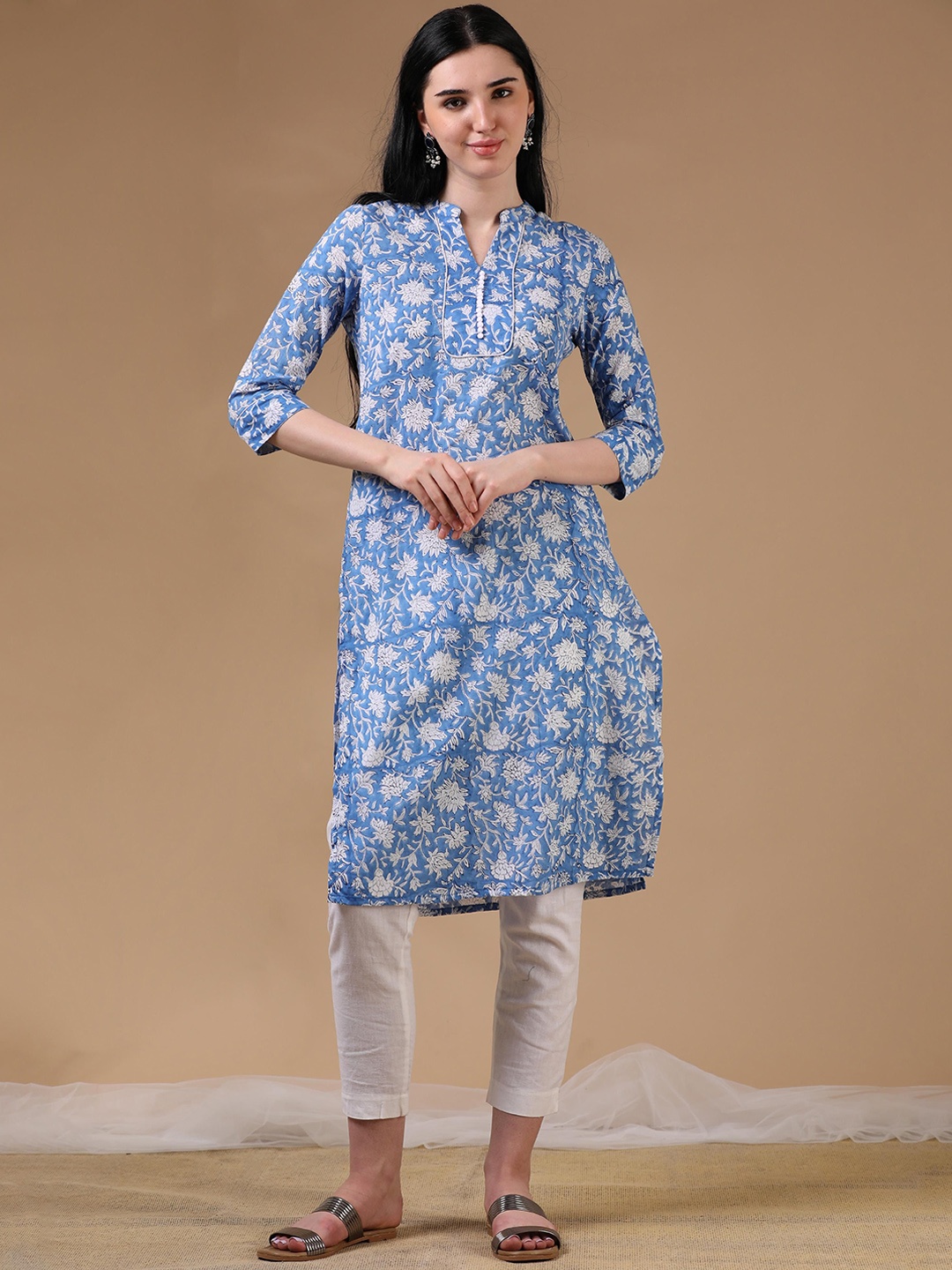 

Hassu's Floral Printed Mandarin Collar Straight Kurta, Blue