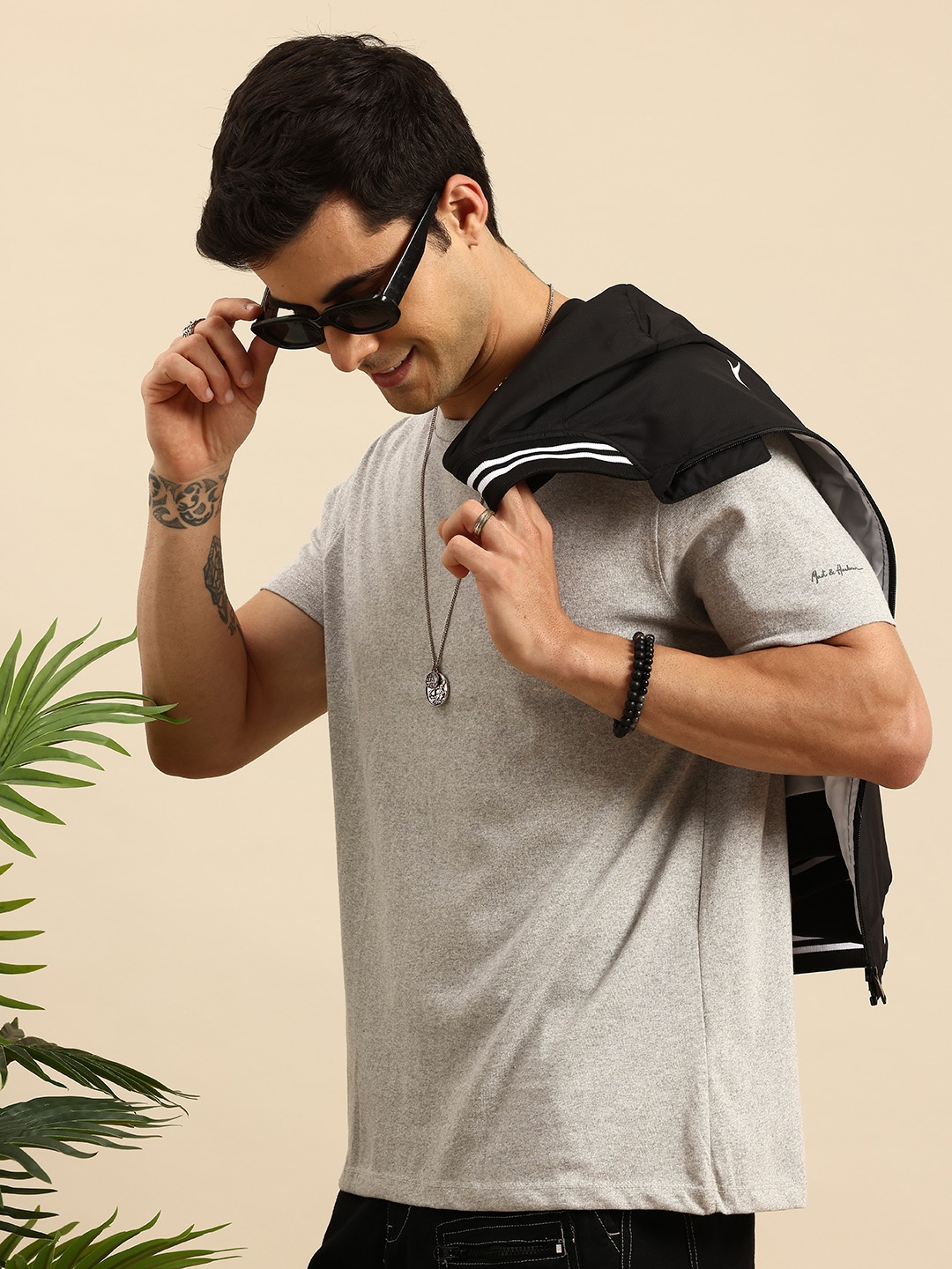 

Mast & Harbour Round Neck Solid T-shirt, Grey melange