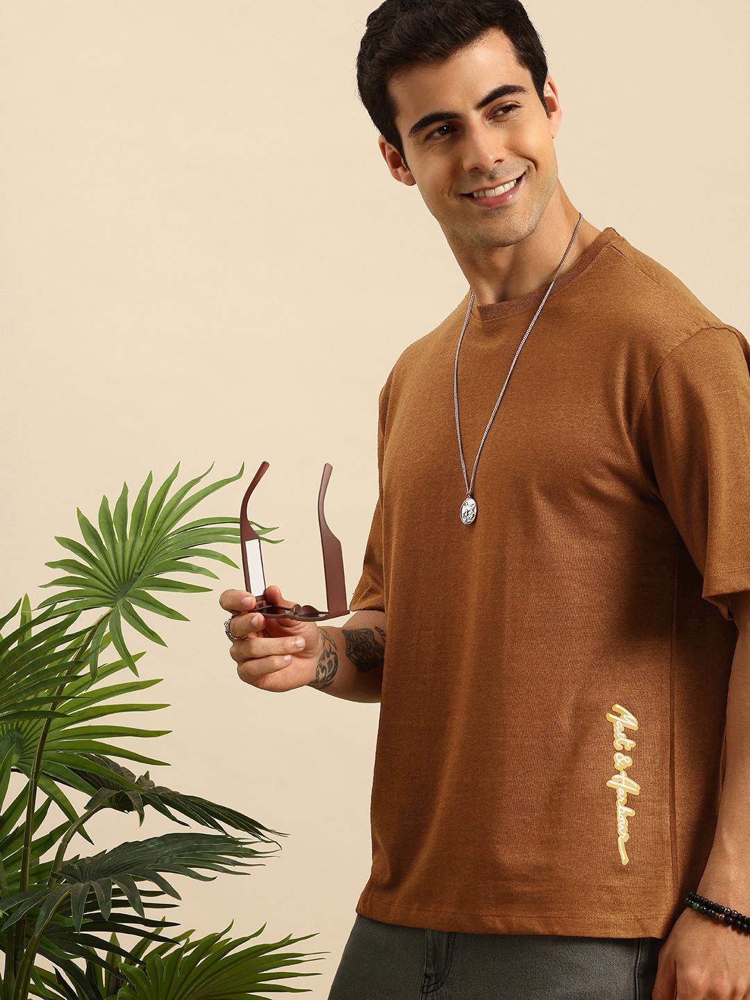 

Mast & Harbour Brand Logo Printed Drop-Shoulder Sleeves Relaxed Fit T-shirt, Brown