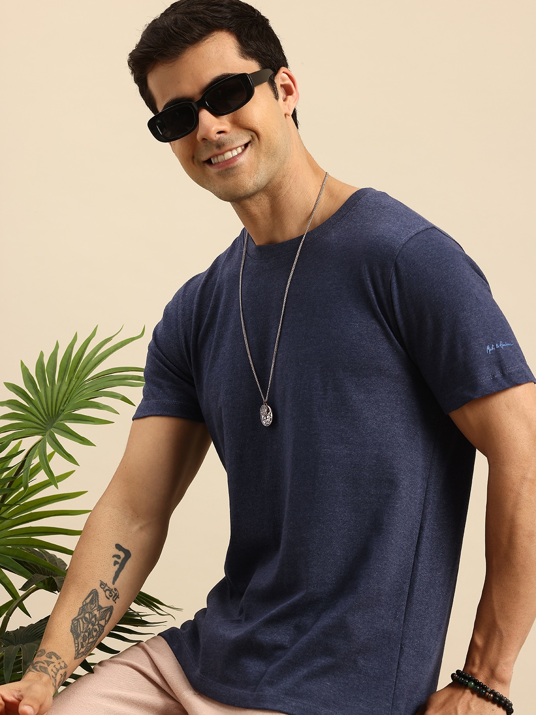 

Mast & Harbour Round Neck Solid T-shirt, Navy blue