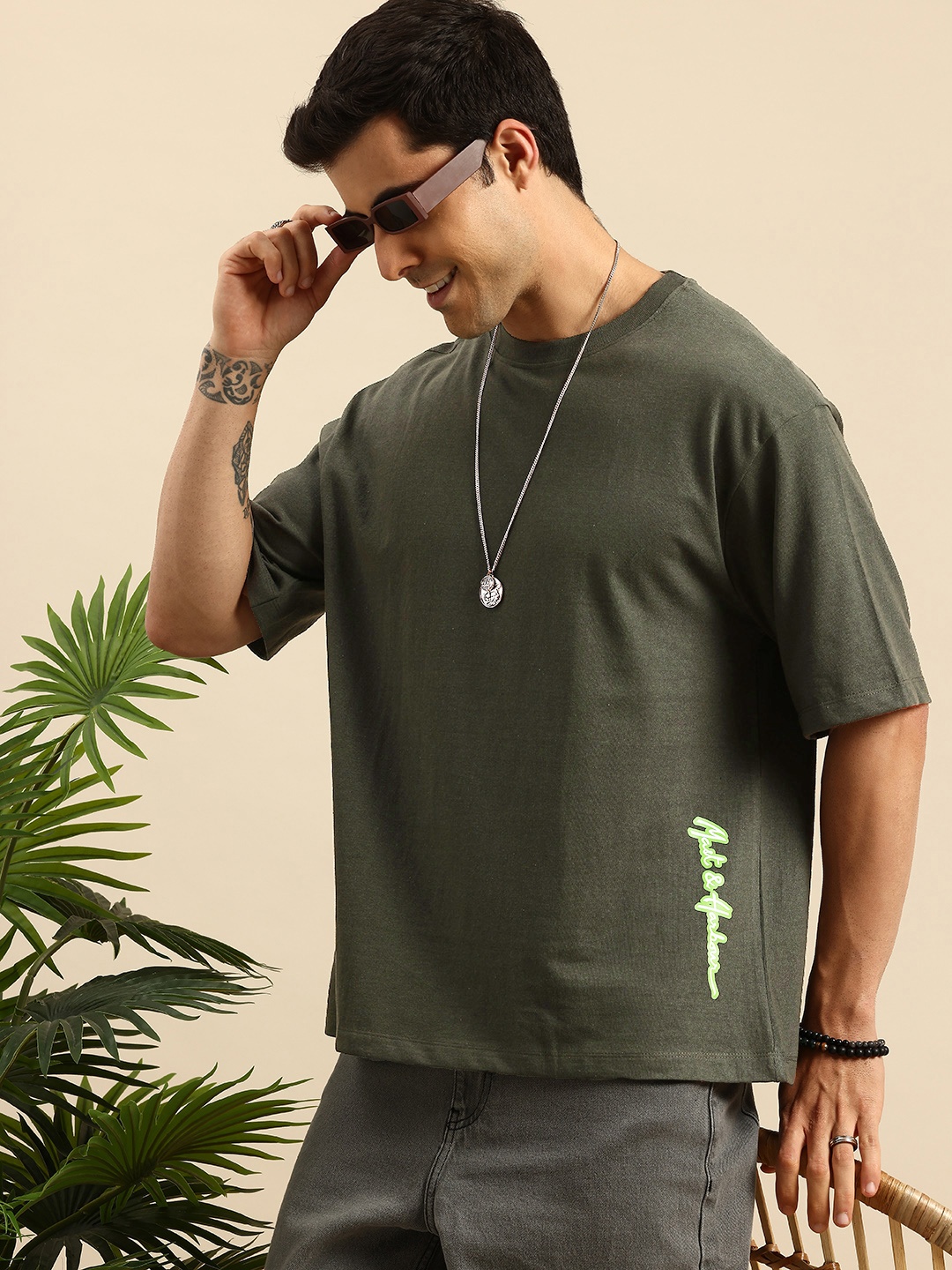 

Mast & Harbour Brand Logo Printed Drop-Shoulder Sleeves Relaxed Fit T-shirt, Olive