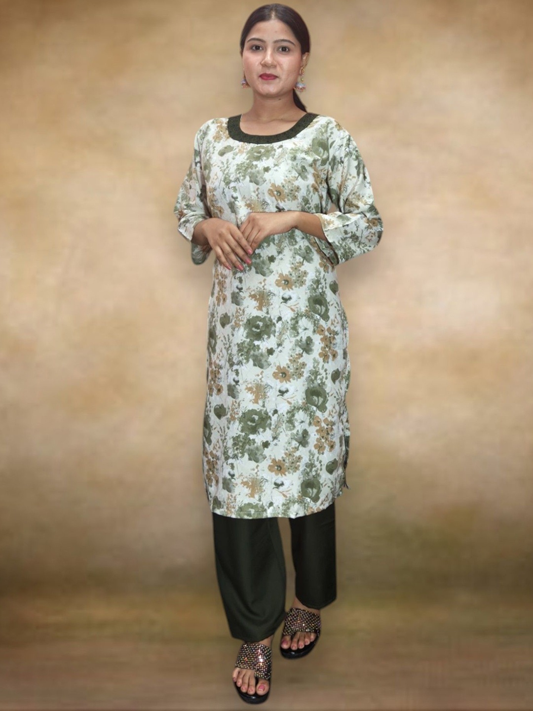 

Ayukti Floral Printed Pure Cotton Straight Kurta With Trousers, Green