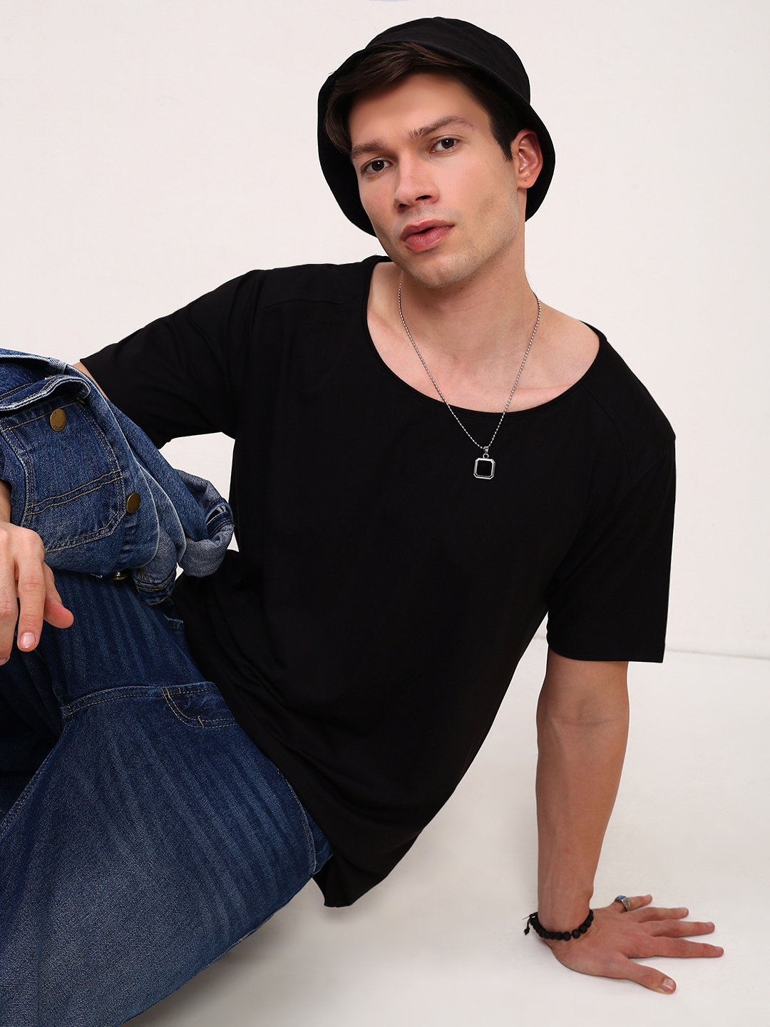 

SHOWOFF Men Solid Round Neck Cotton T-shirt, Black