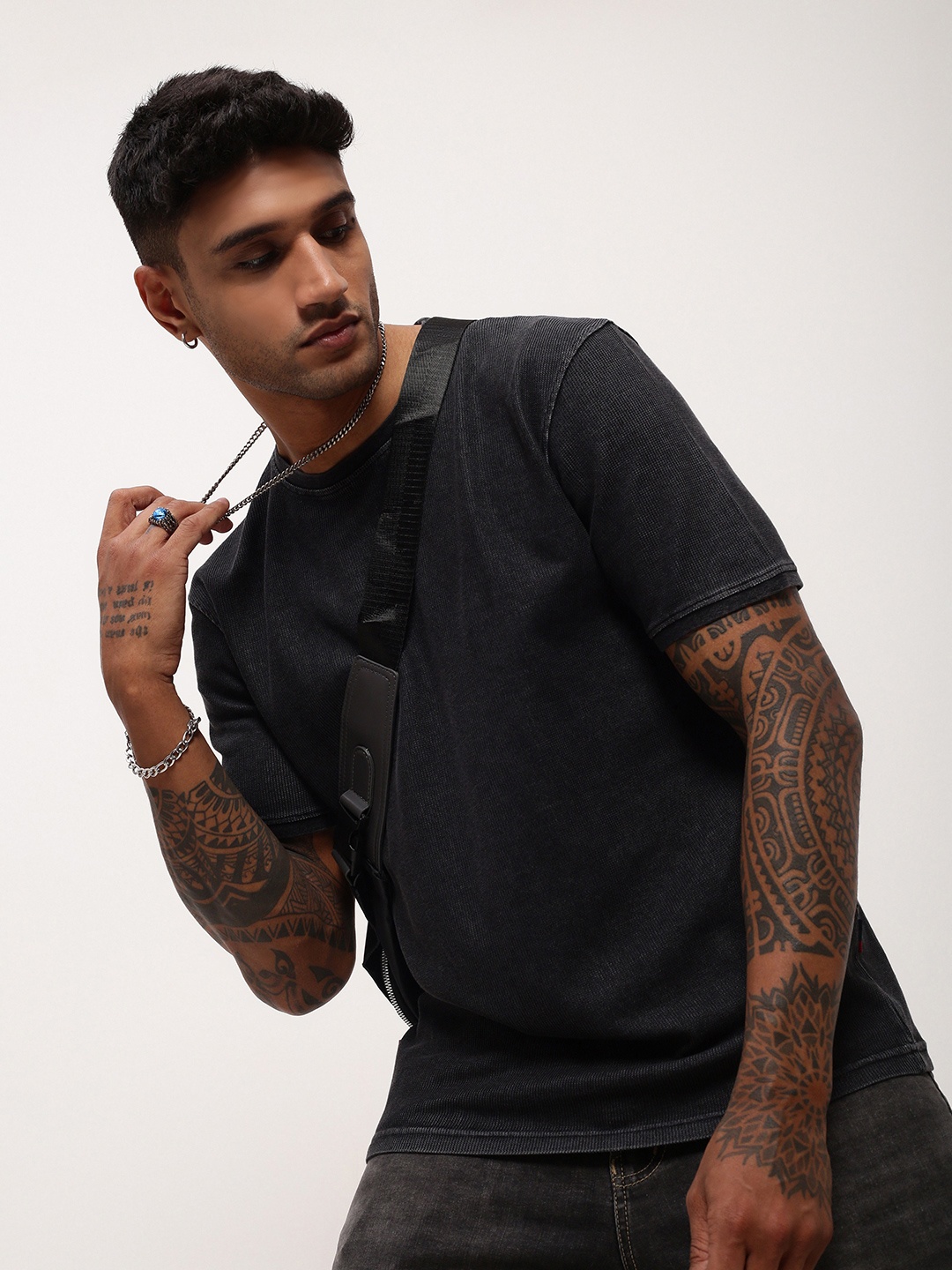 

SHOWOFF Men Solid Round Neck Cotton T-shirt, Black