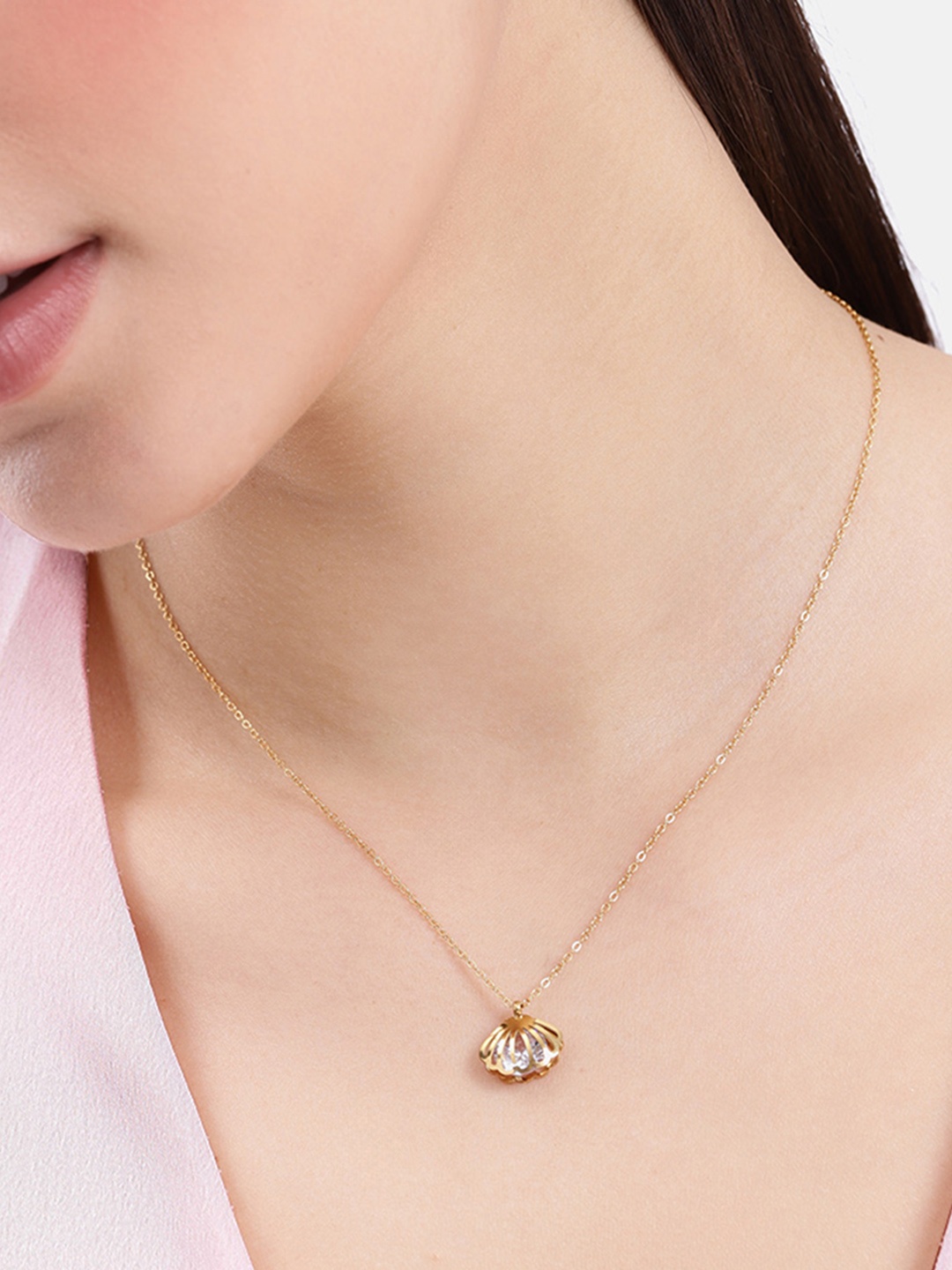 

DressBerry Gold Toned Minimal Shell Chain With Pendant