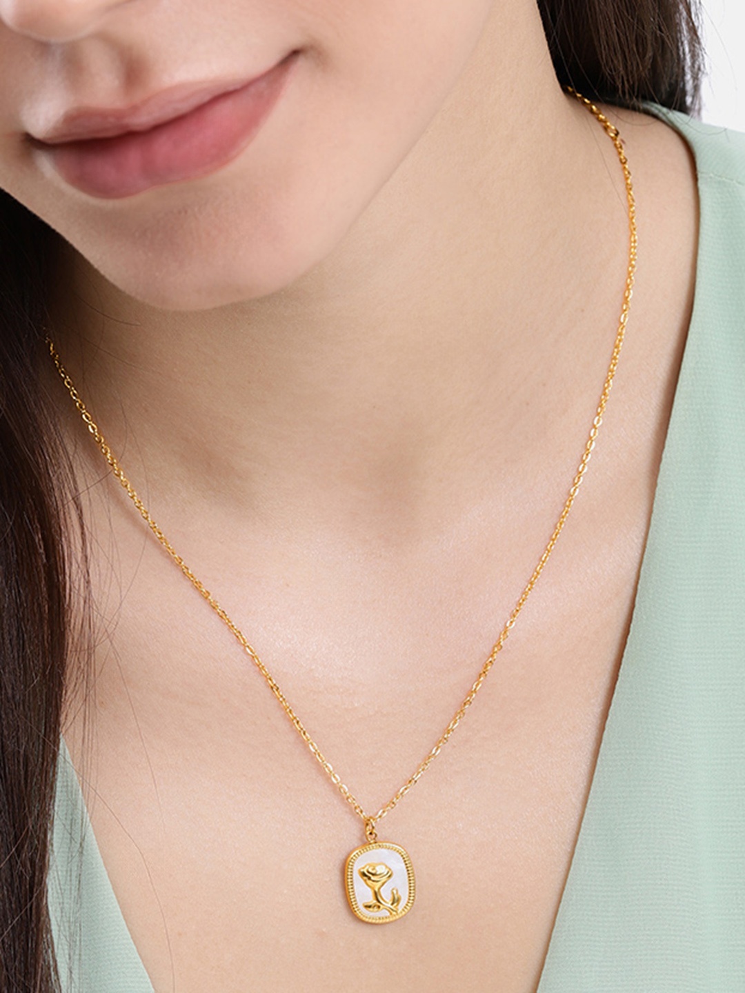 

DressBerry Classic Rose Design Pendant with Chain, Gold