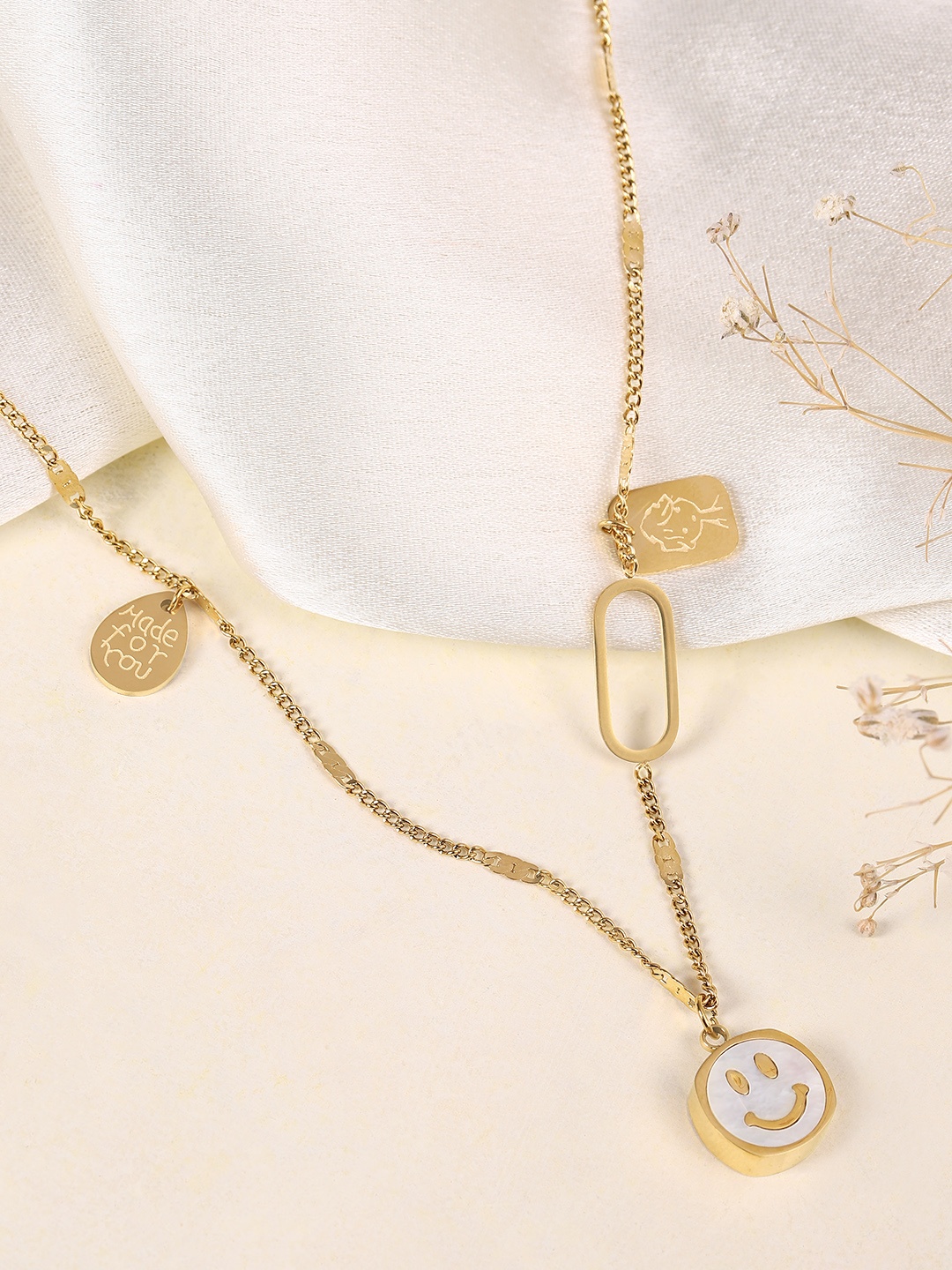 

DressBerry Geometric Shaped Pendent With Chain, Gold