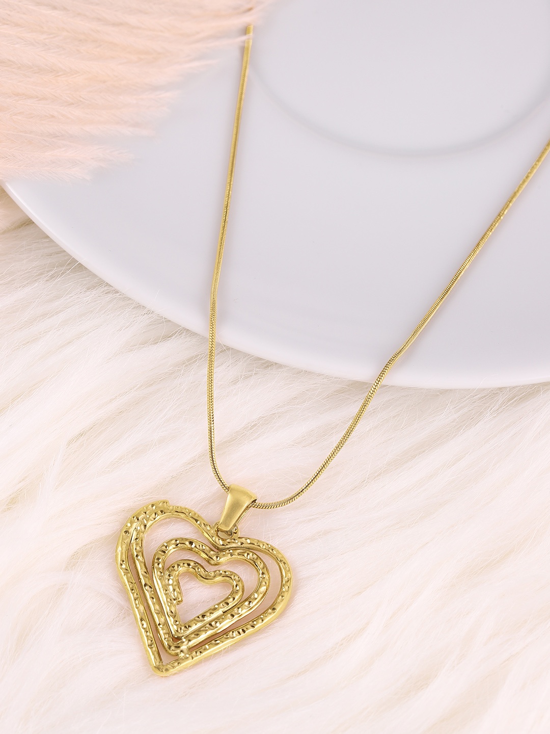 

DressBerry Heart Shape Pendant with Chain, Gold