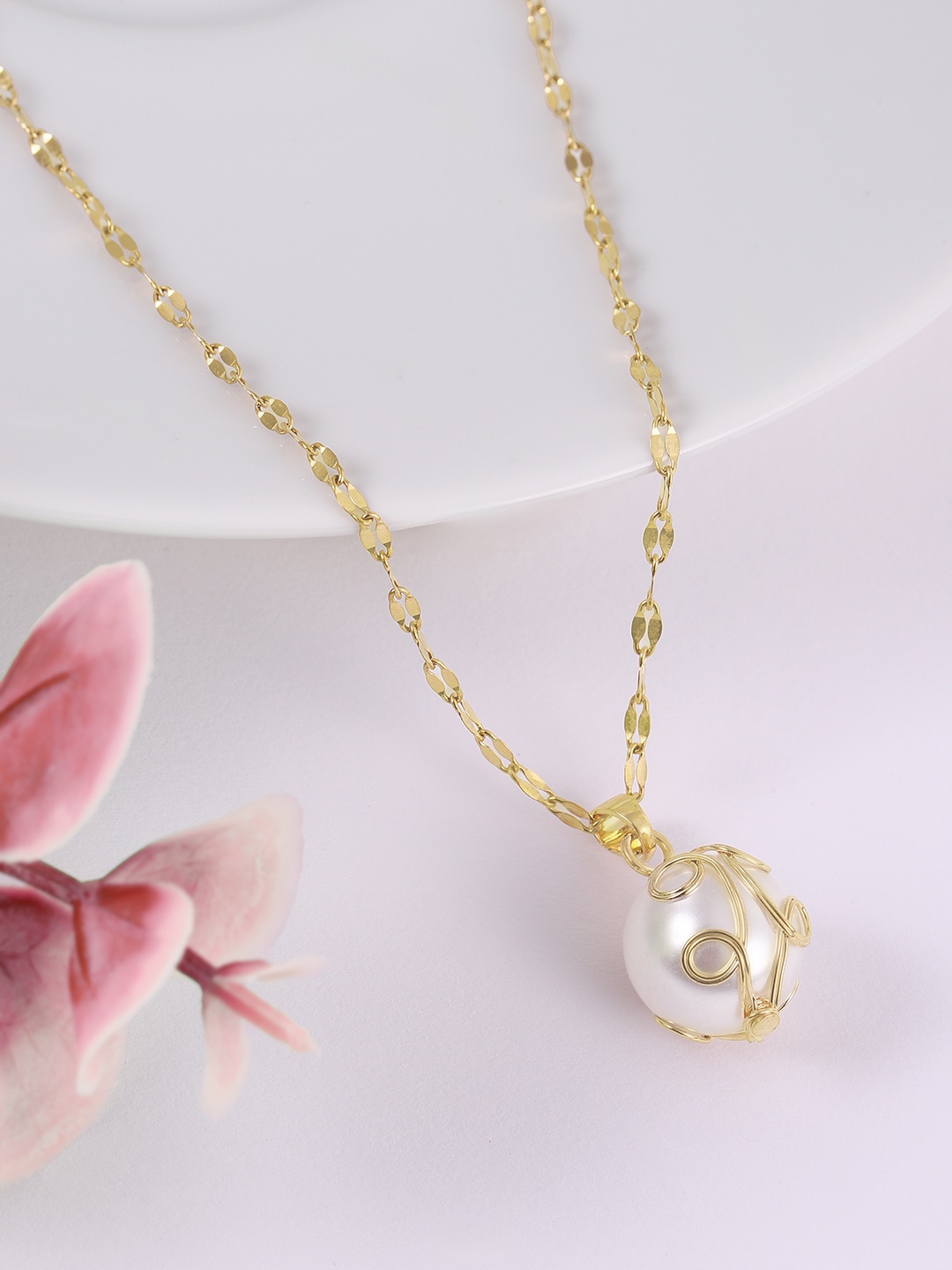 

DressBerry Circular Shaped Beaded Pendent With Chain, Gold