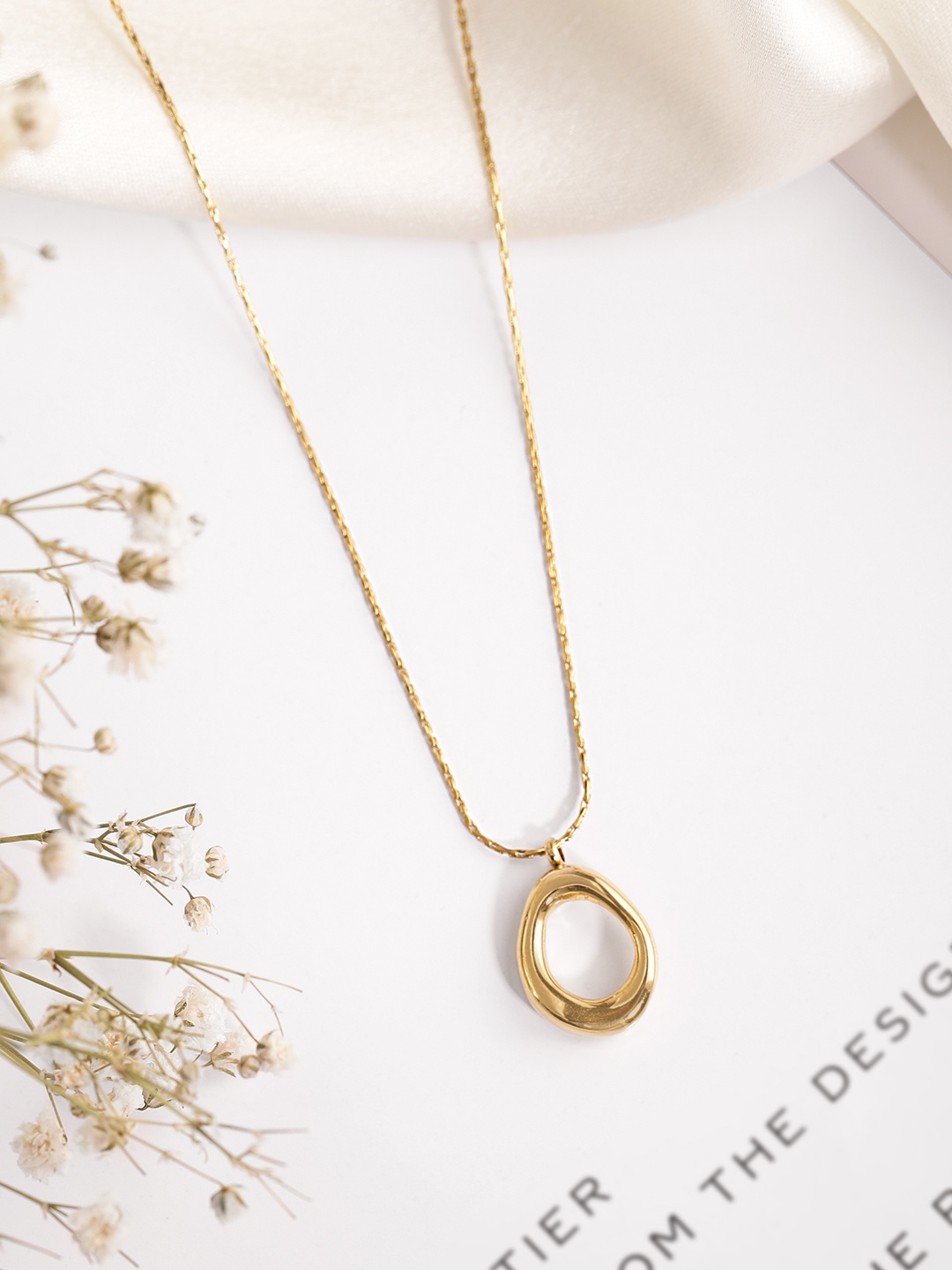 

DressBerry Geometric Shaped Pendent With Chain, Gold